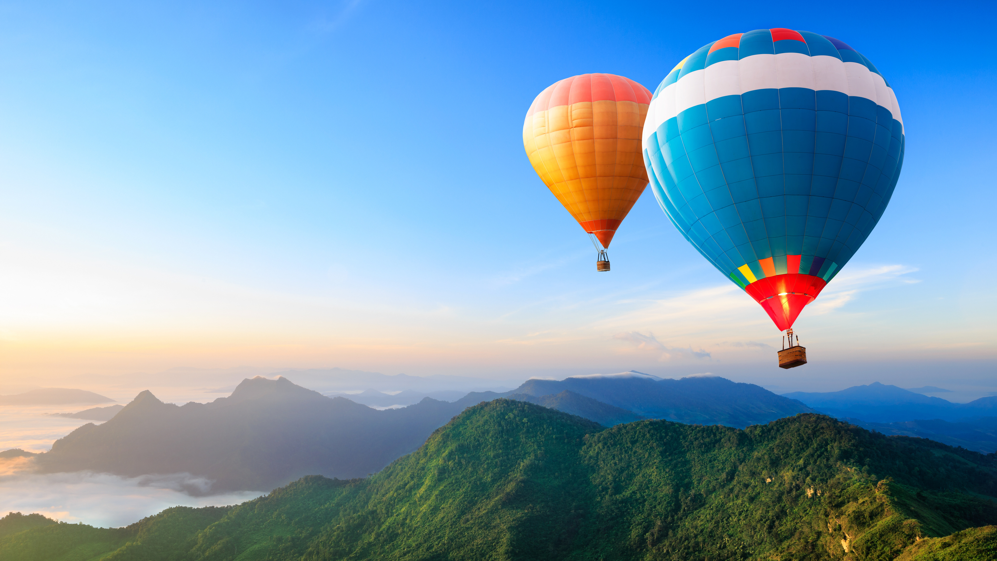 Free photo Balloon ride over the mountain tops