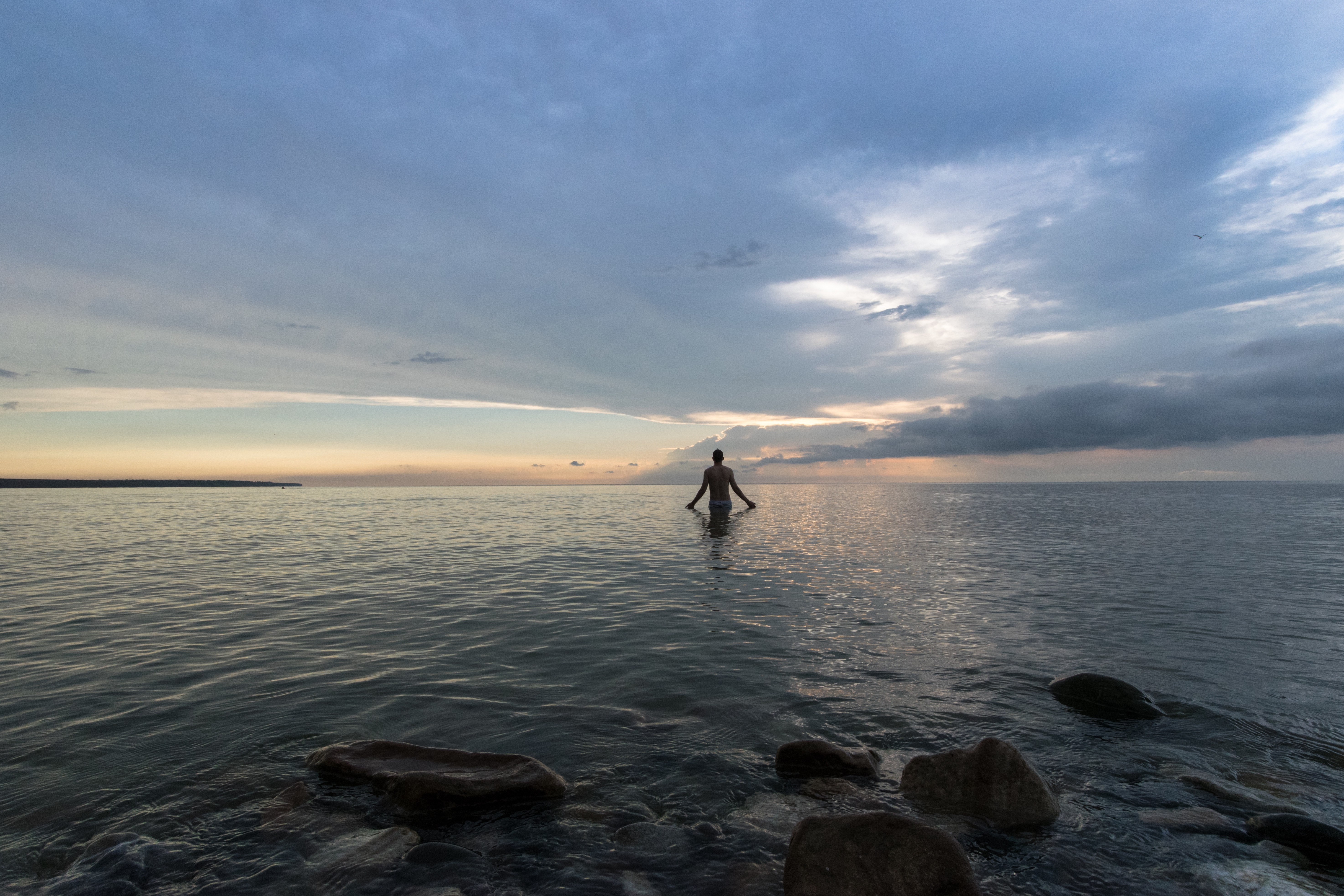 Обои мужчина пляж море на рабочий стол
