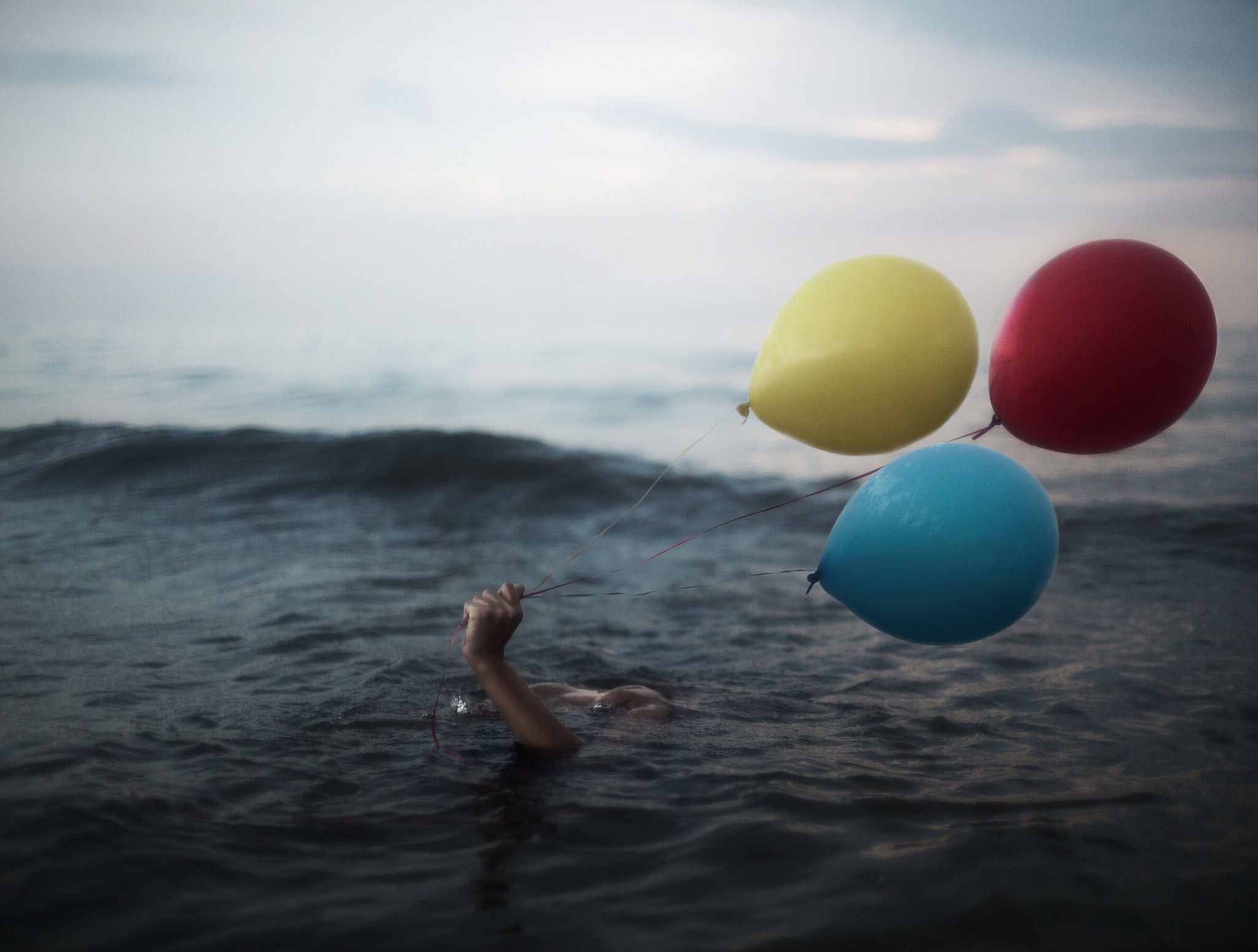 带着气球在海里游泳