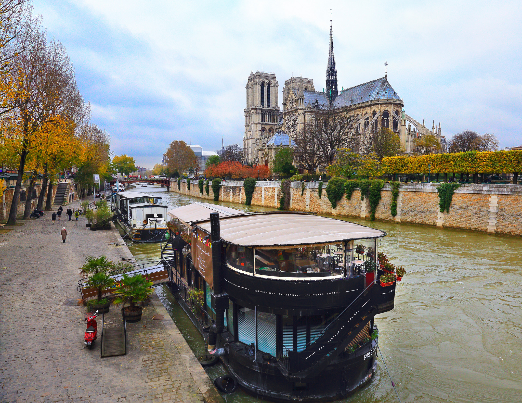 Wallpapers Notre dame cathedral boat Notre Dame de Paris on the desktop