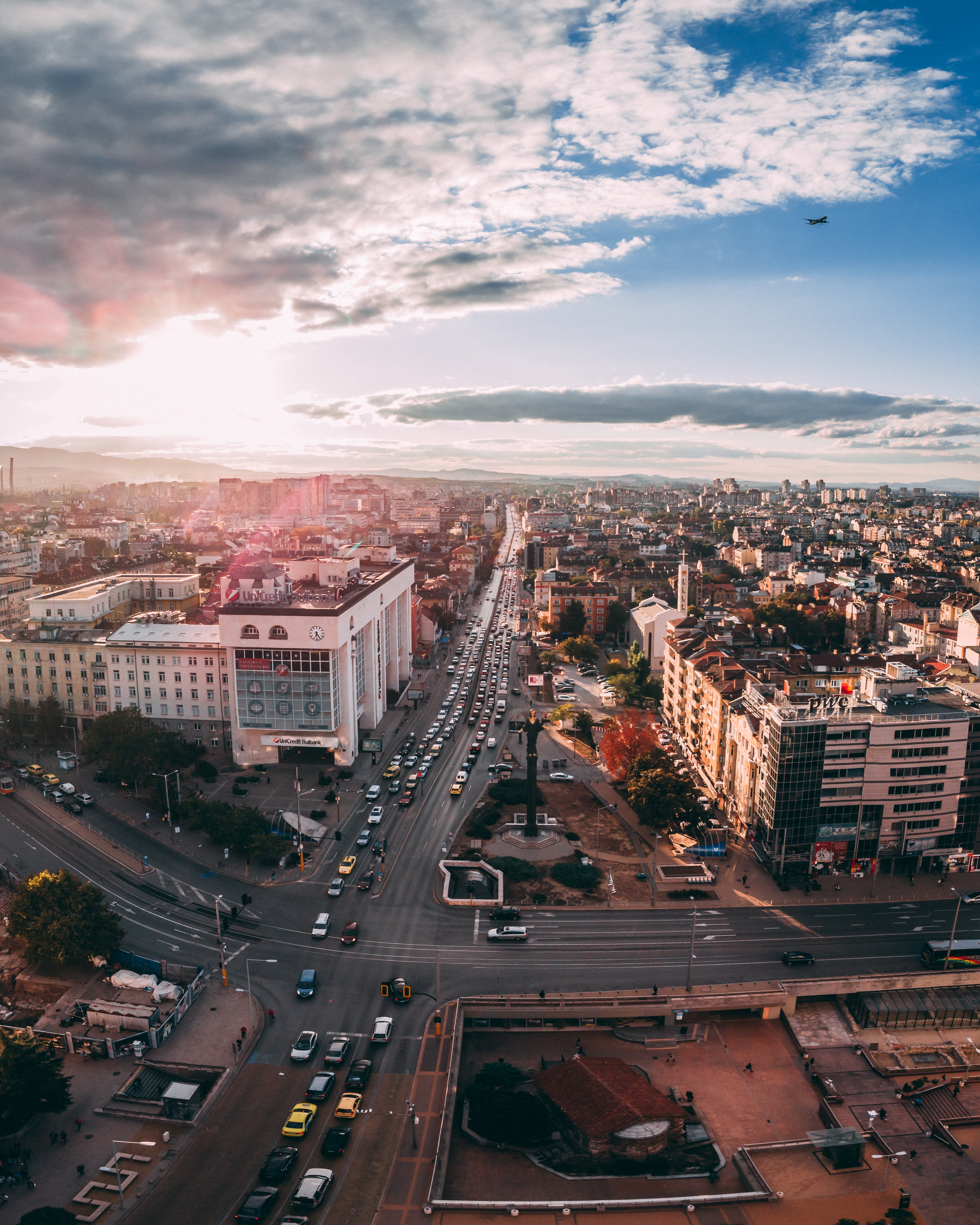 Free photo A bird`s eye view of the city in the morning