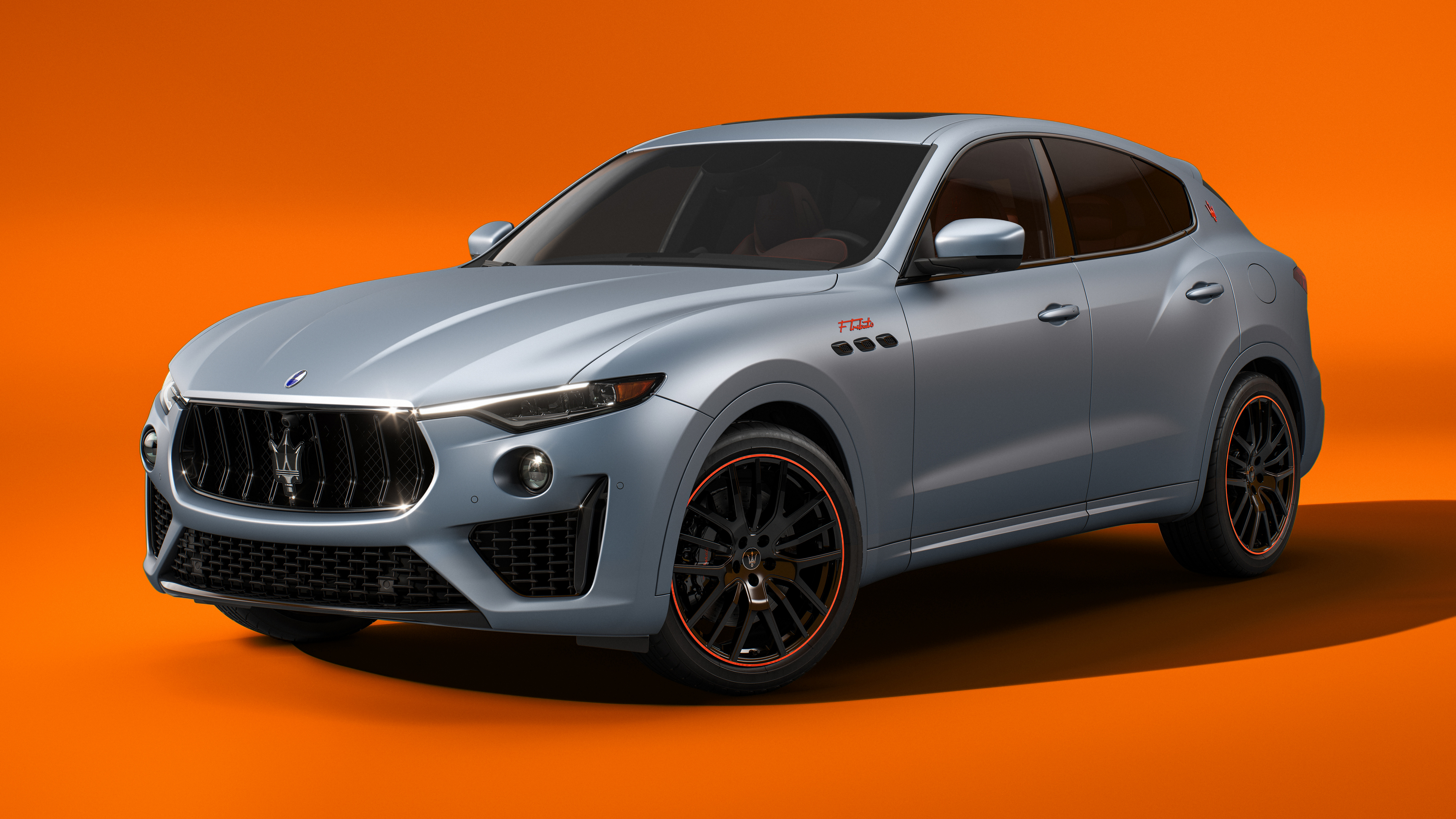 Free photo Maserati levante ftributo 2022 in gray on orange background