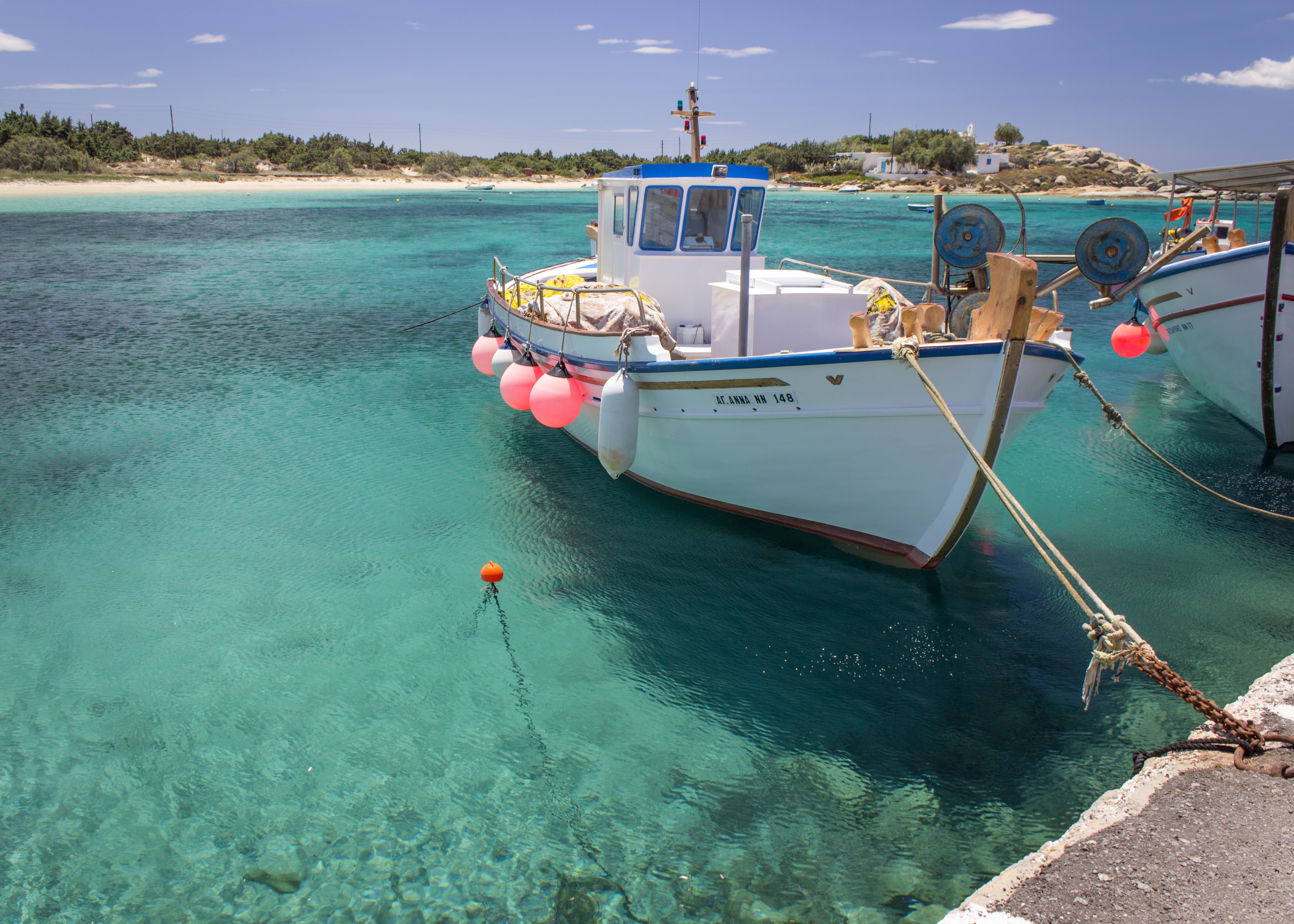 Free photo A fishing boat in the blue lagoon.