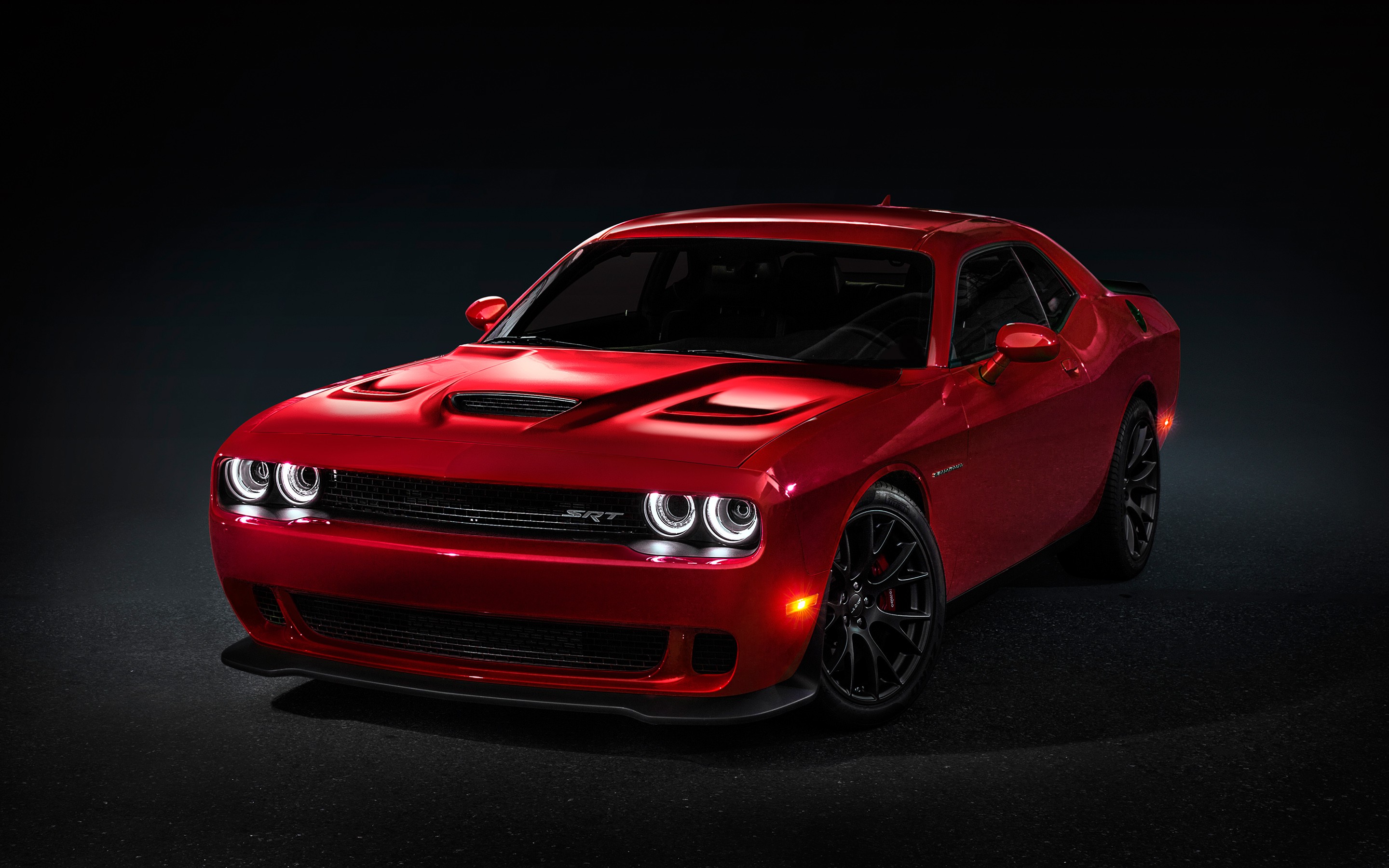 Обои автомобиль Dodge Challenger SRT вишневый на рабочий стол