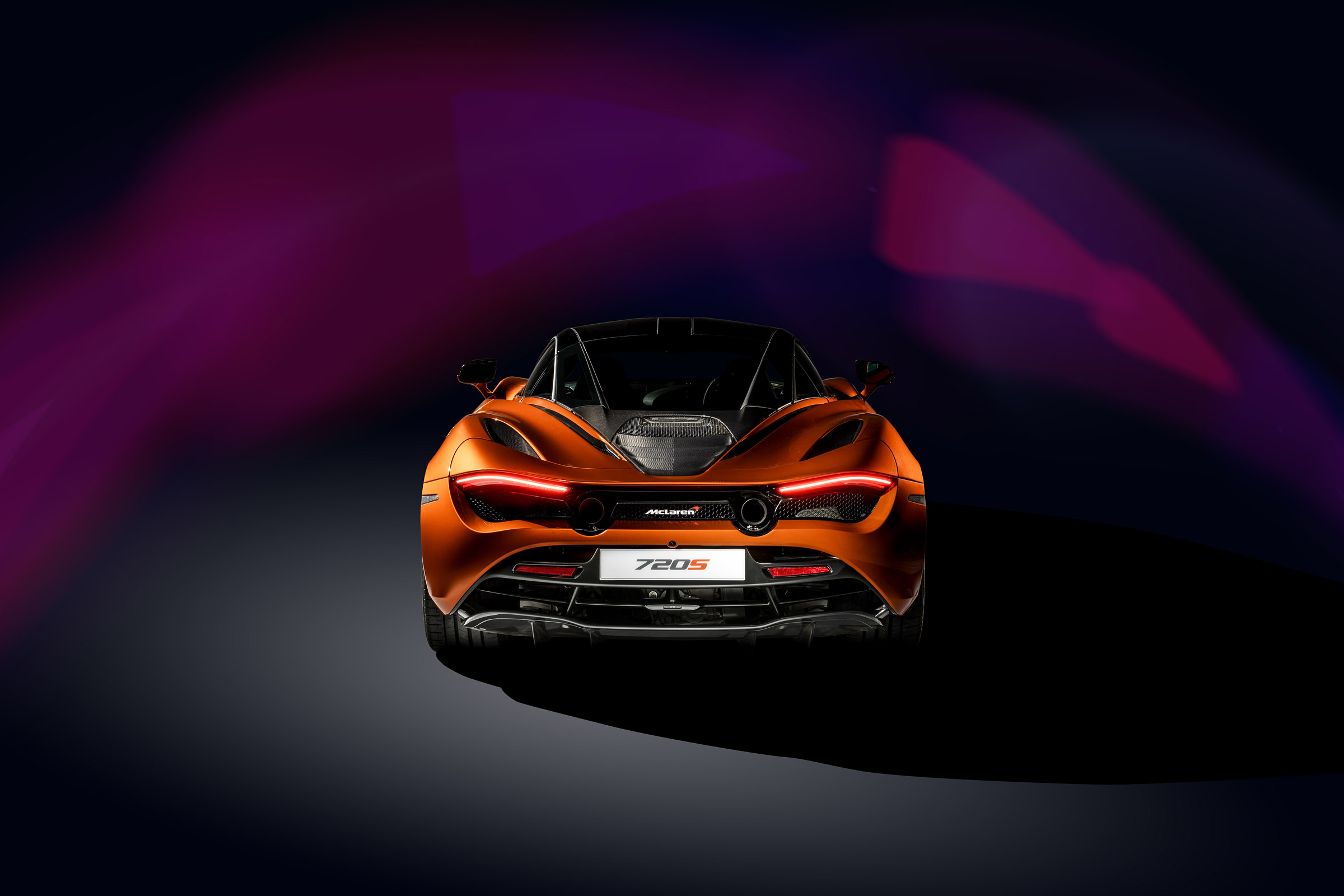 Бесплатное фото Mclaren 720S оранжевого цвета вид сзади