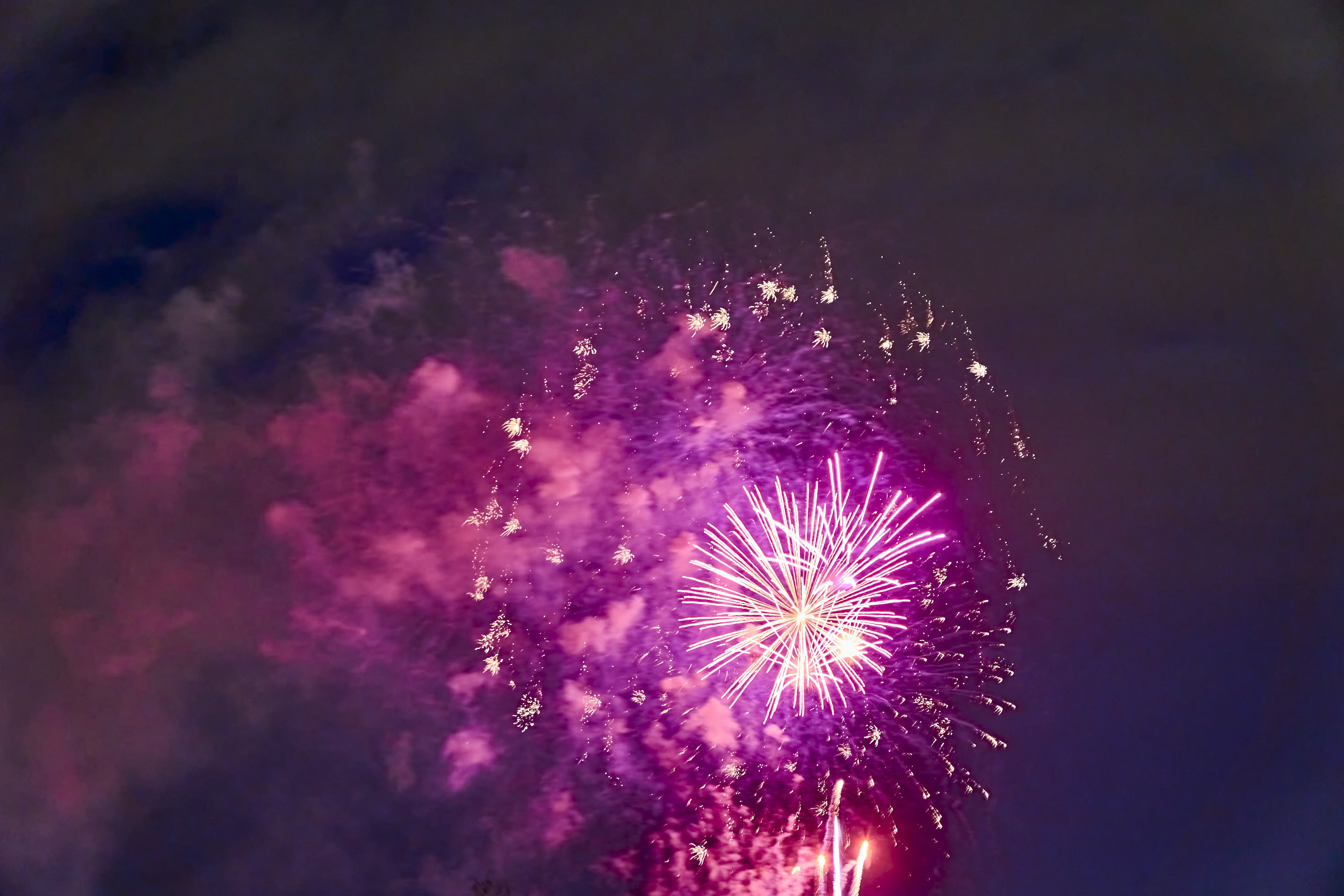 桌面上的壁纸烟花 假日 照明