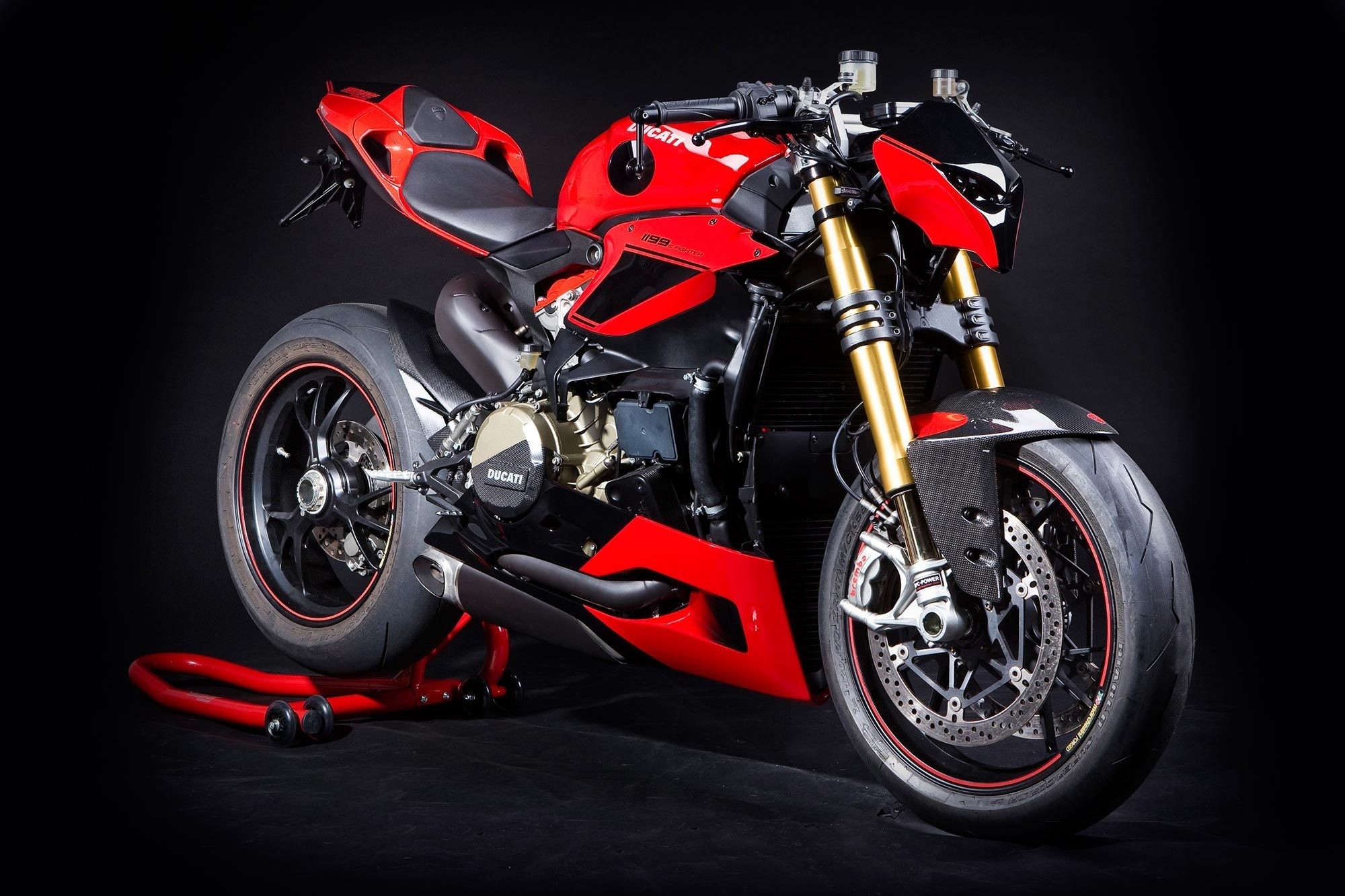 Бесплатное фото Красный ducati 1199 panigale sfighter на черном фоне