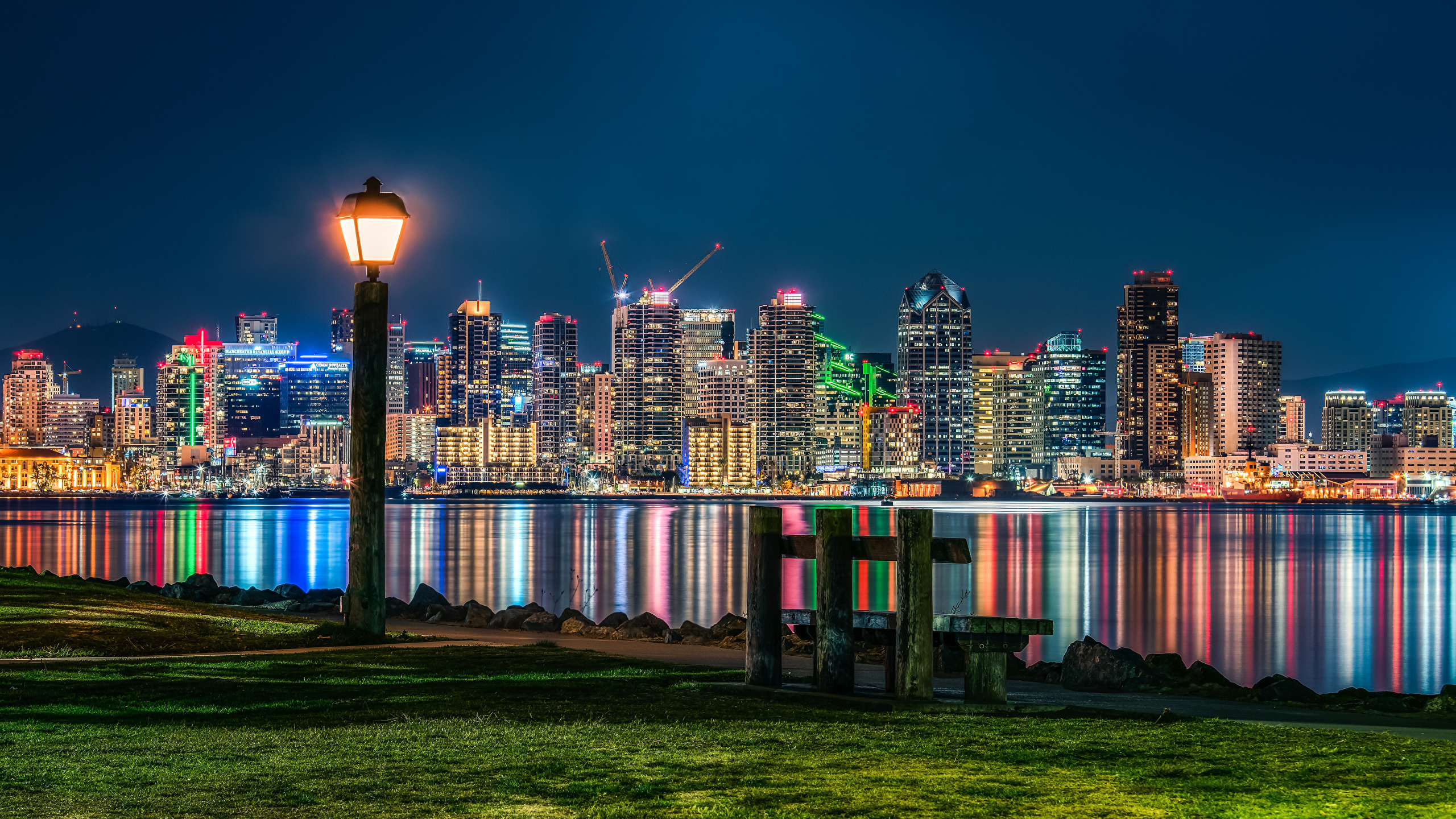 Free photo A bench with a lantern by the bay in San Diego