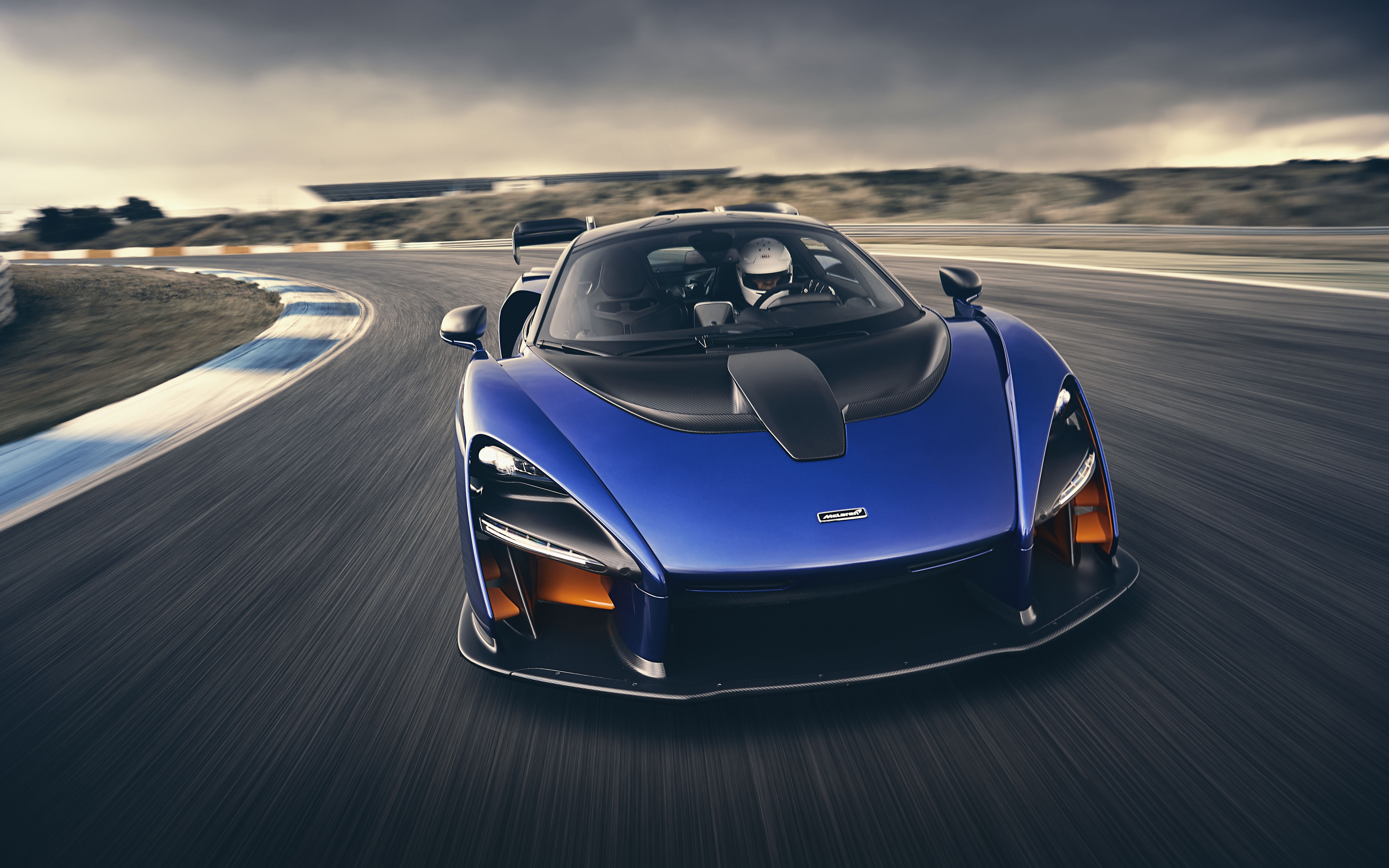 Бесплатное фото Mclaren senna с профессиональным пилотом за рулем