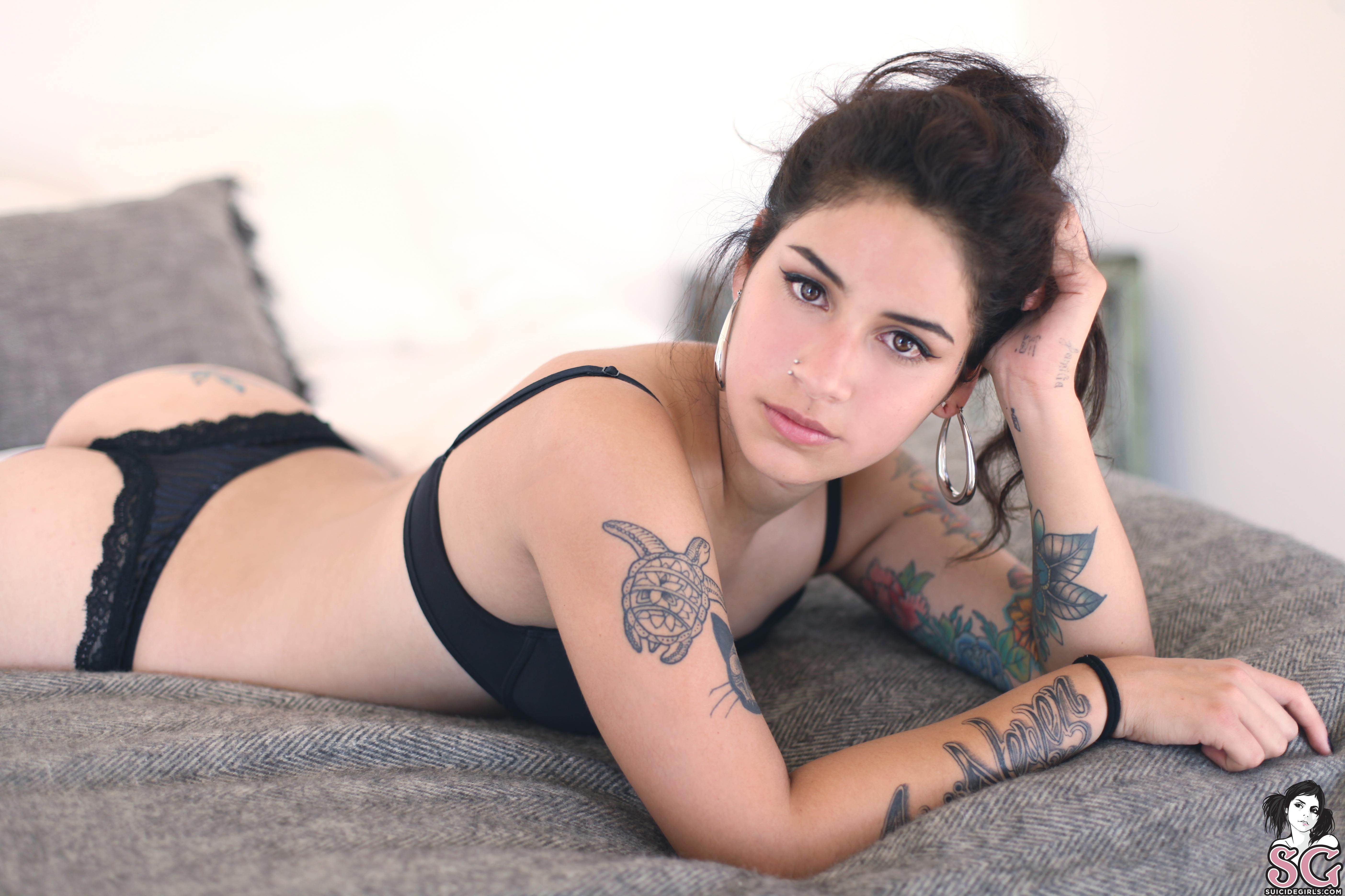 Free photo Girl in black underwear and body tattoos