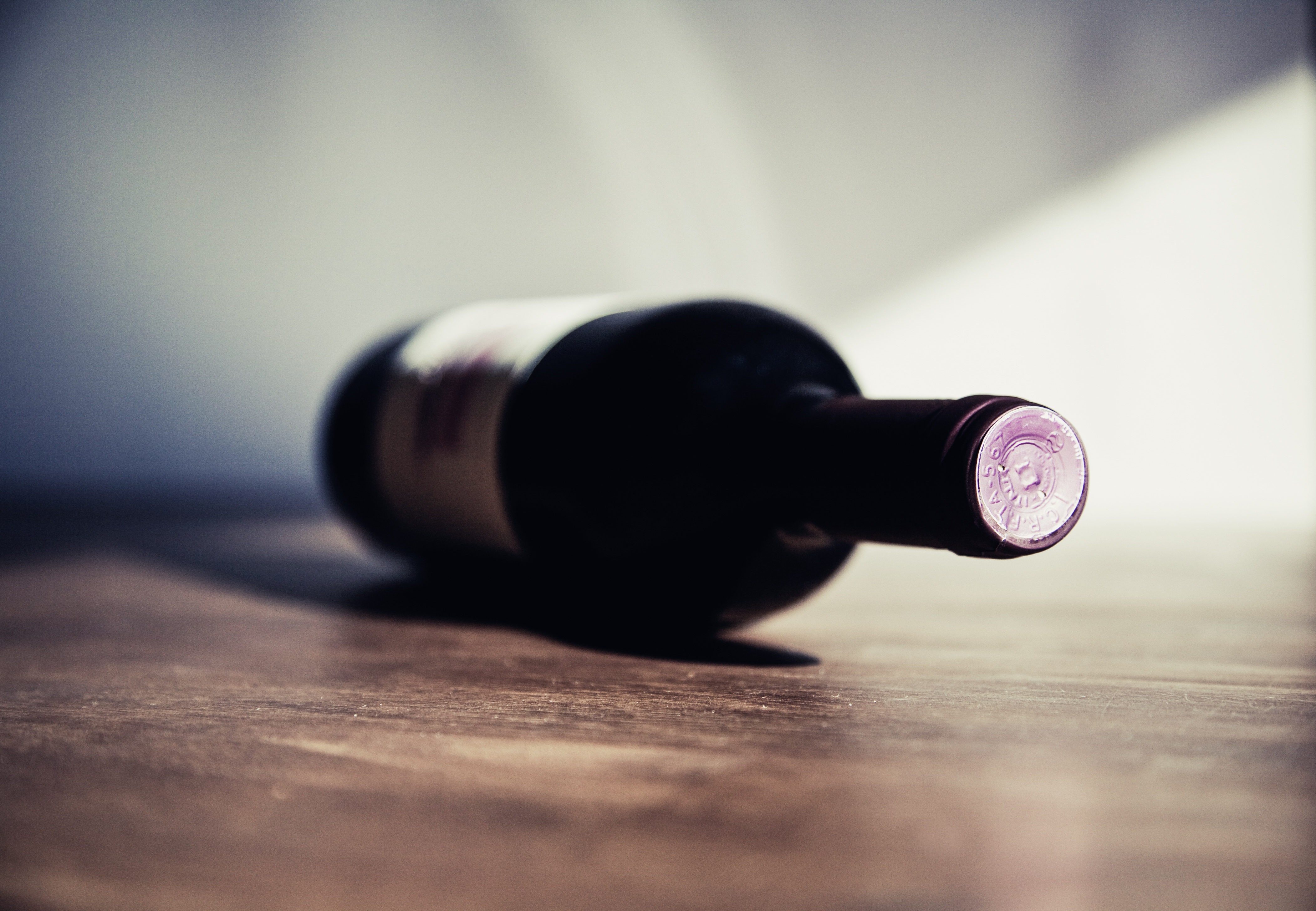 Wallpapers hand light wine on the desktop