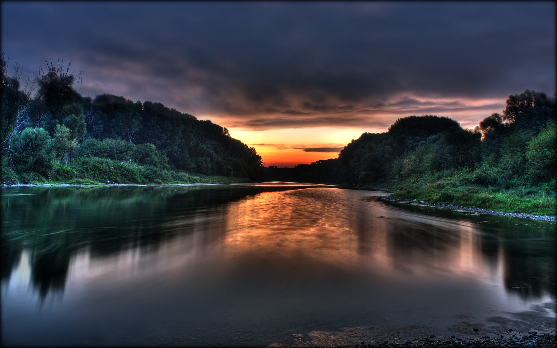 夕阳映照在河面上