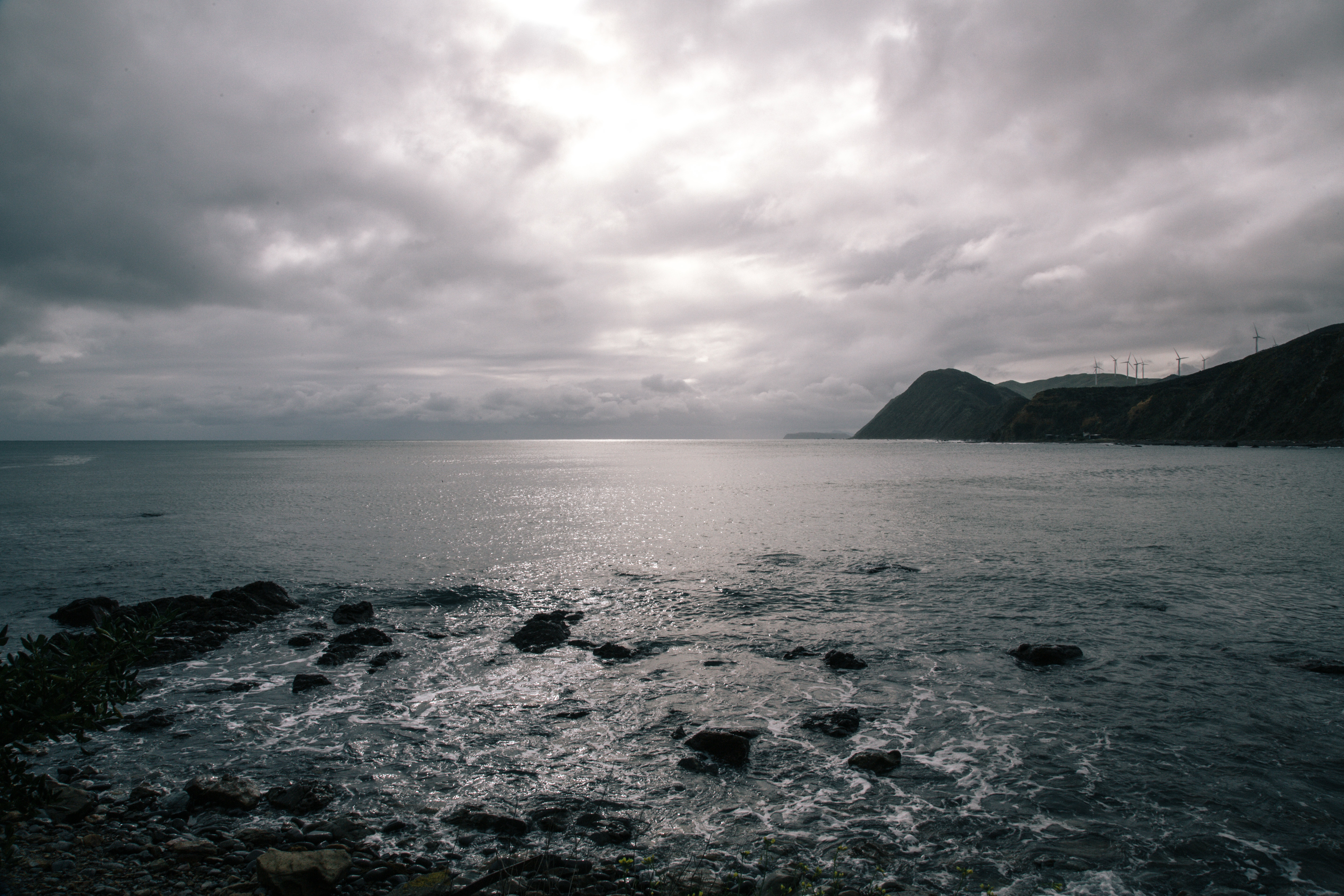 桌面上的壁纸单铬 海 浪头