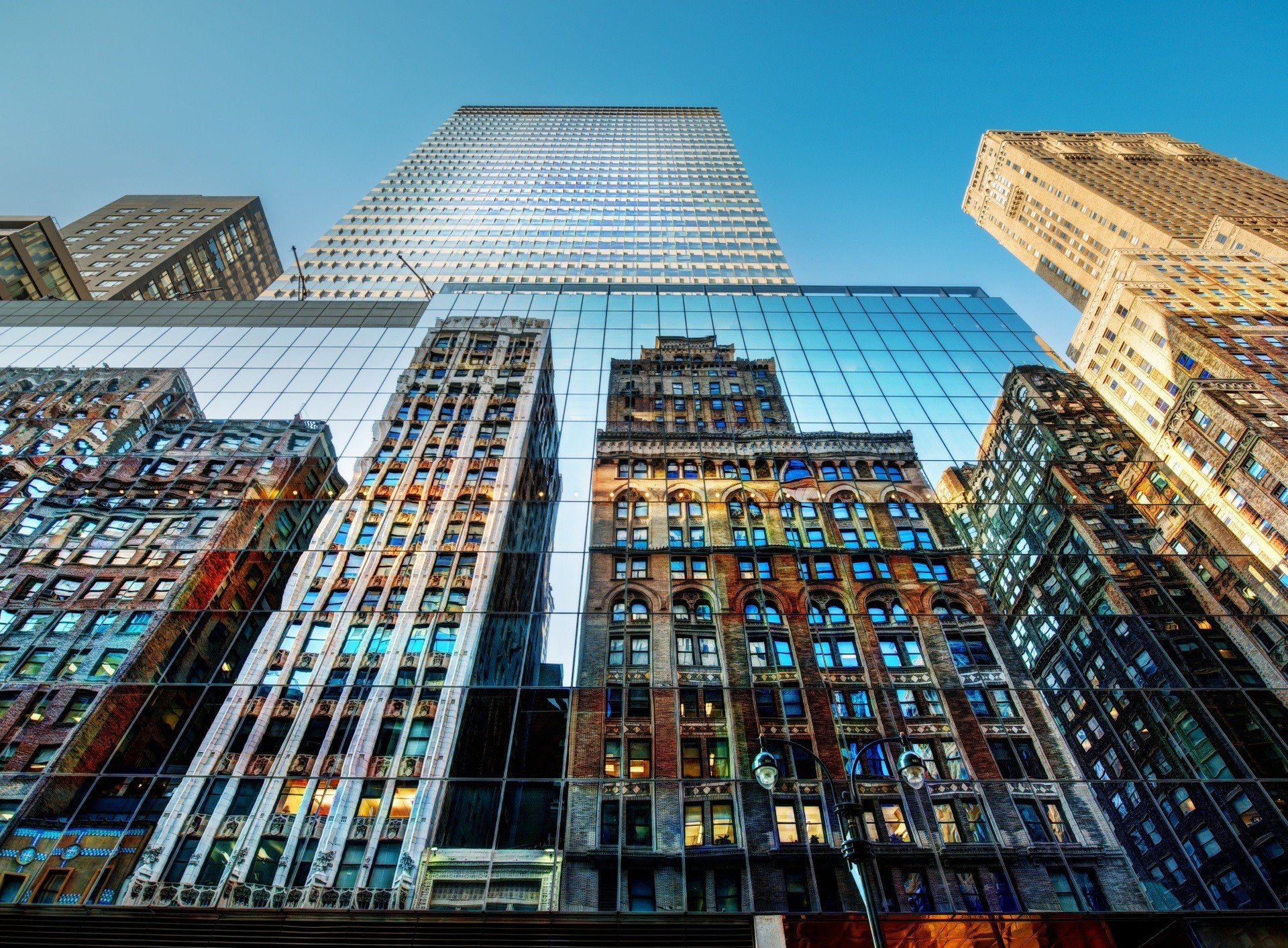 Free photo A mirrored house in New York City.