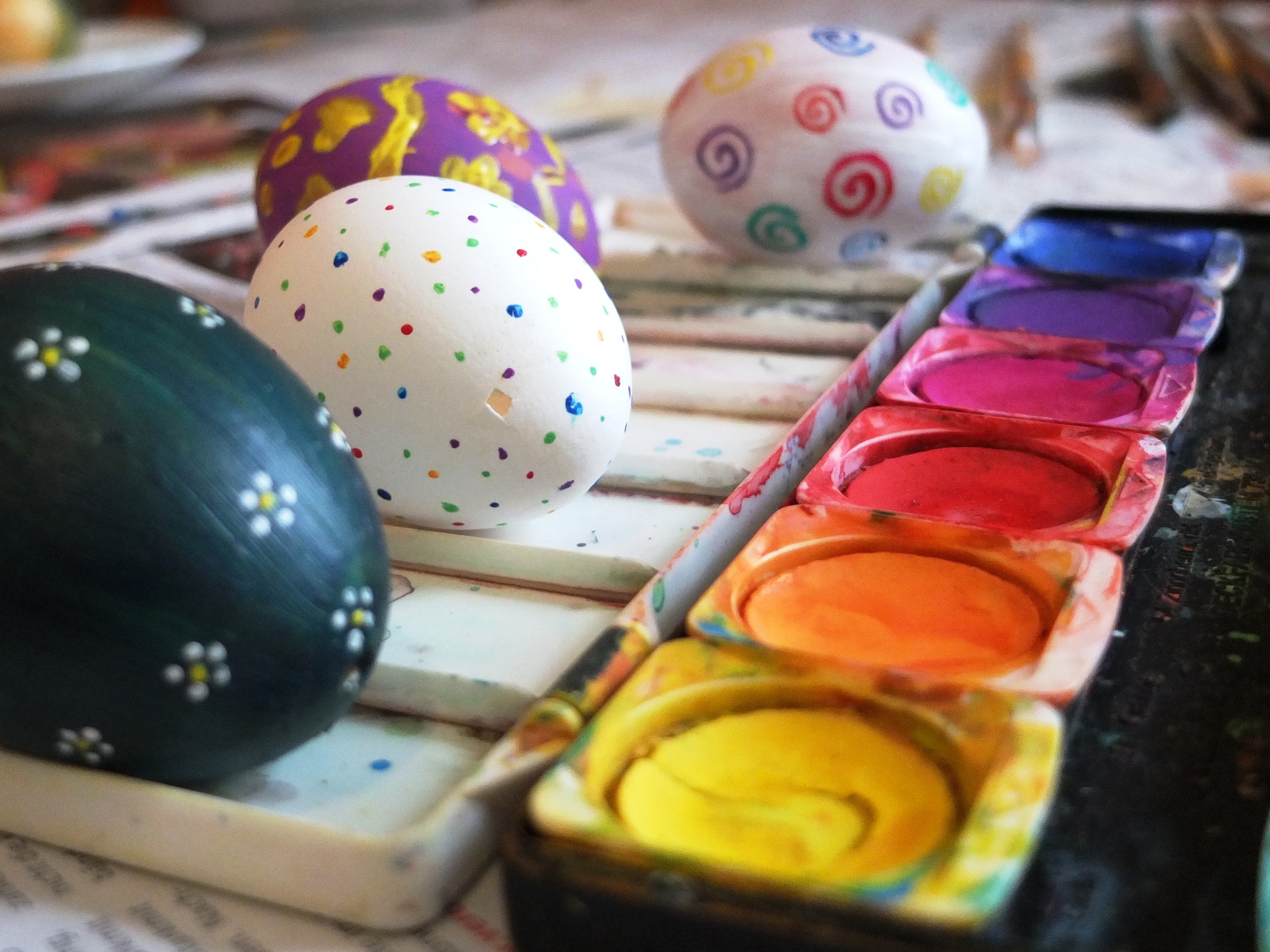 Free photo Gouache eggs for Easter.