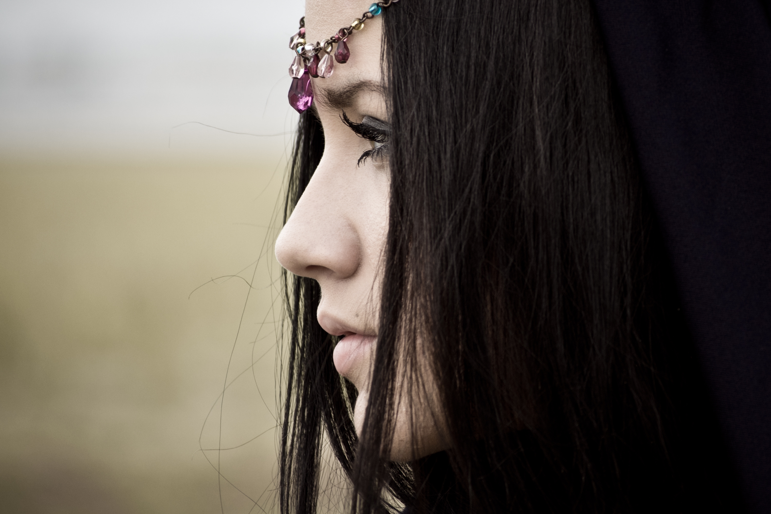 Обои вид профиль задумчивый на рабочий стол