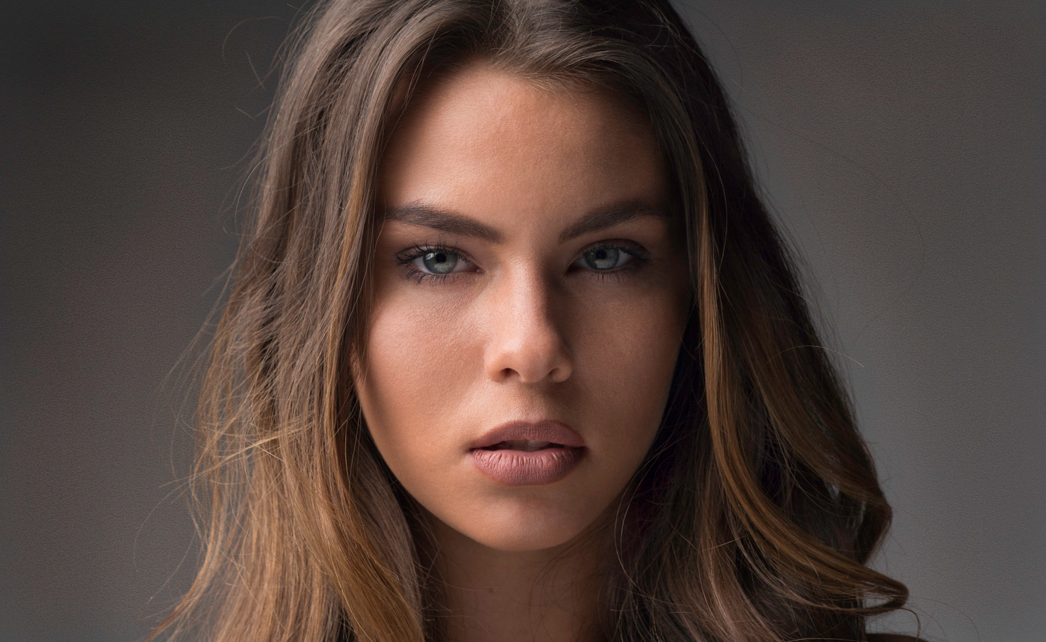 Free photo Portrait of a brunette with blue eyes