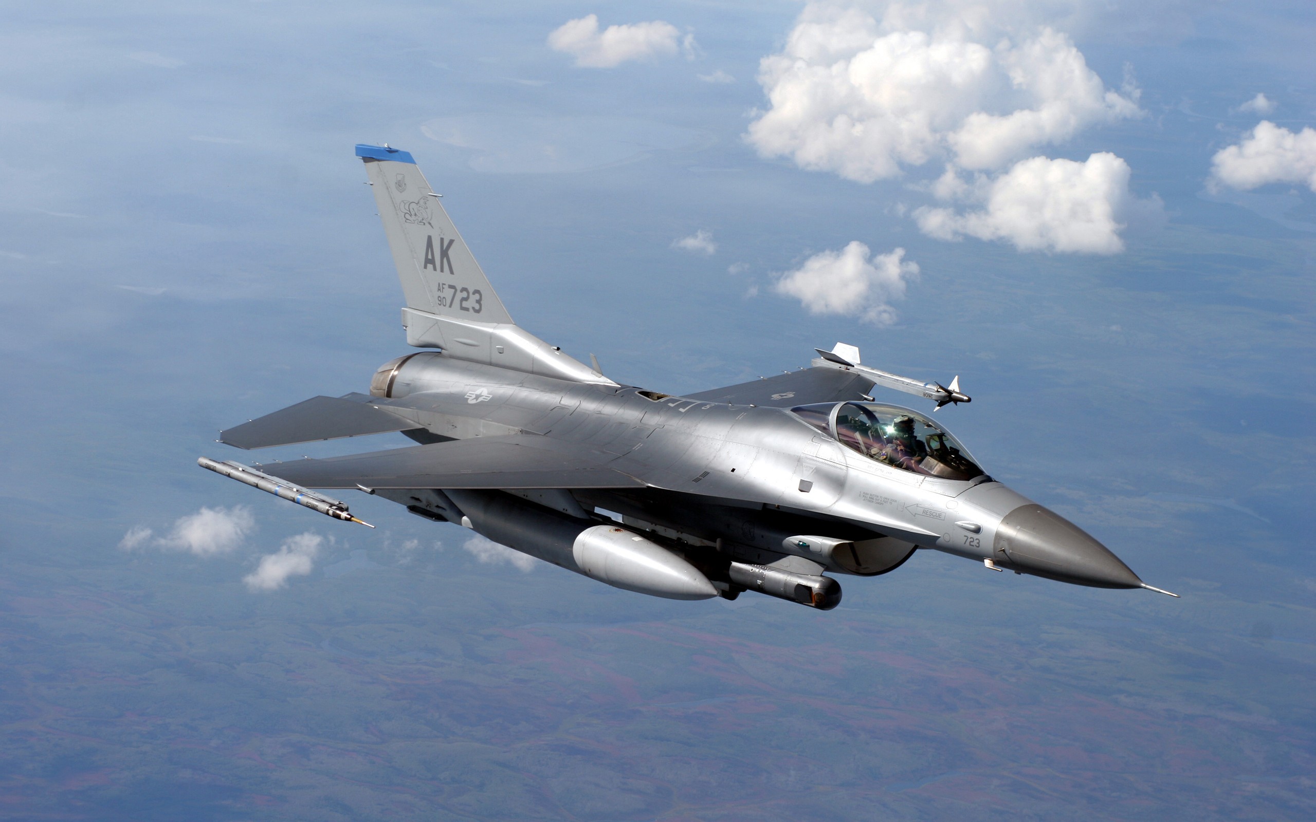 桌面上的壁纸F-16战斗机的整体动力学性能 飞机 军用飞机