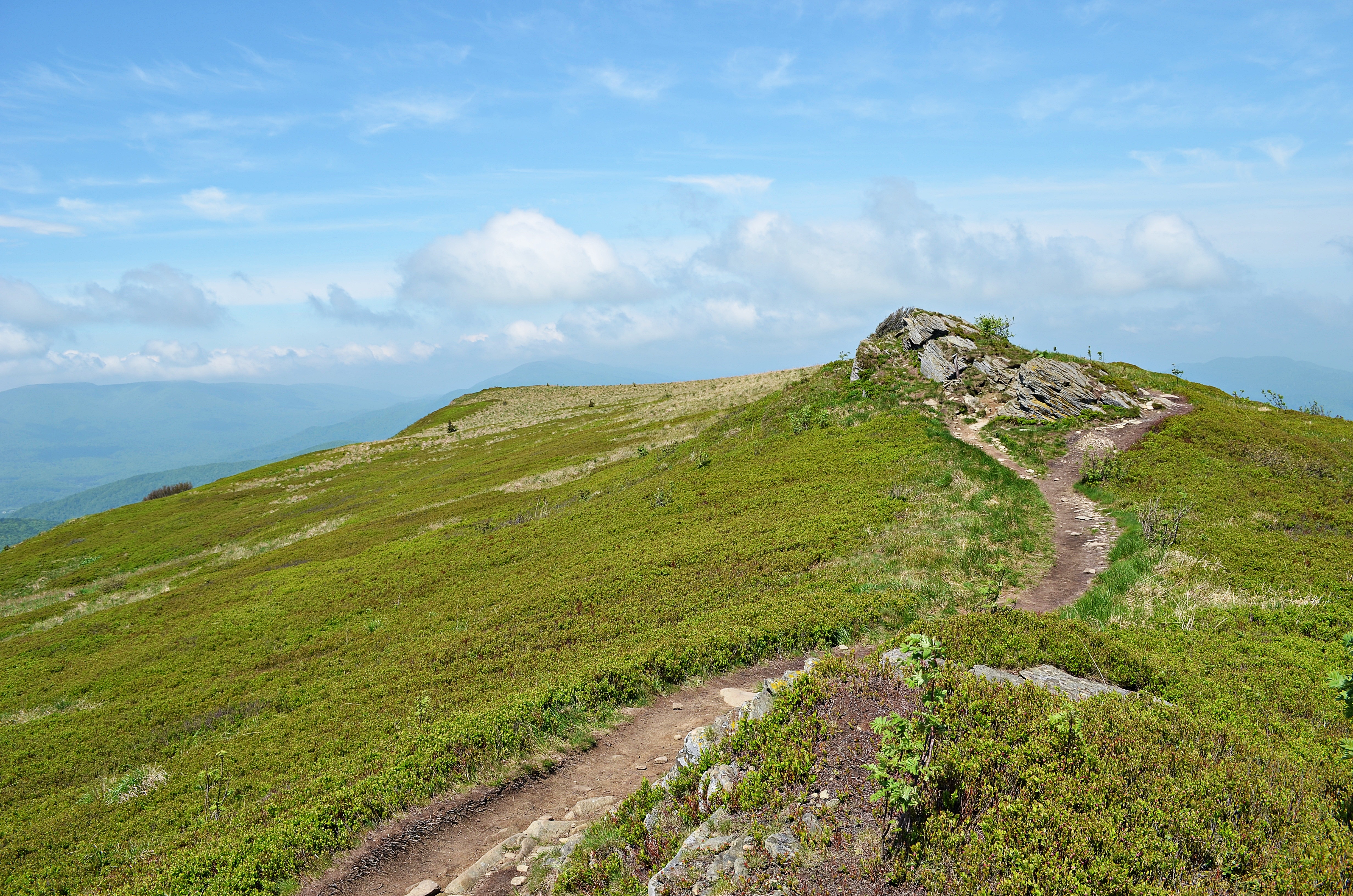 桌面上的壁纸景观 山区 山丘