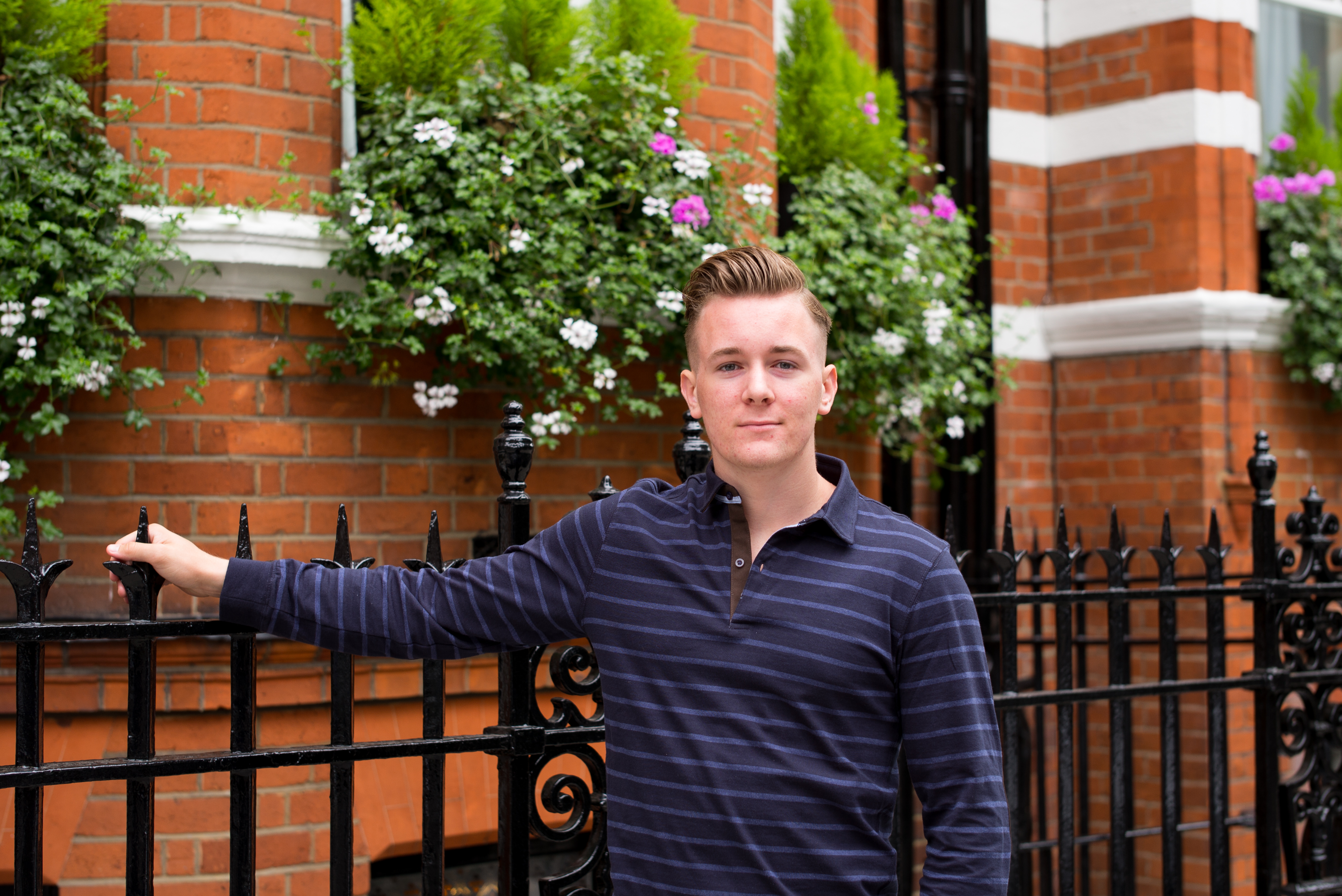 Обои мужчина дерево растение на рабочий стол