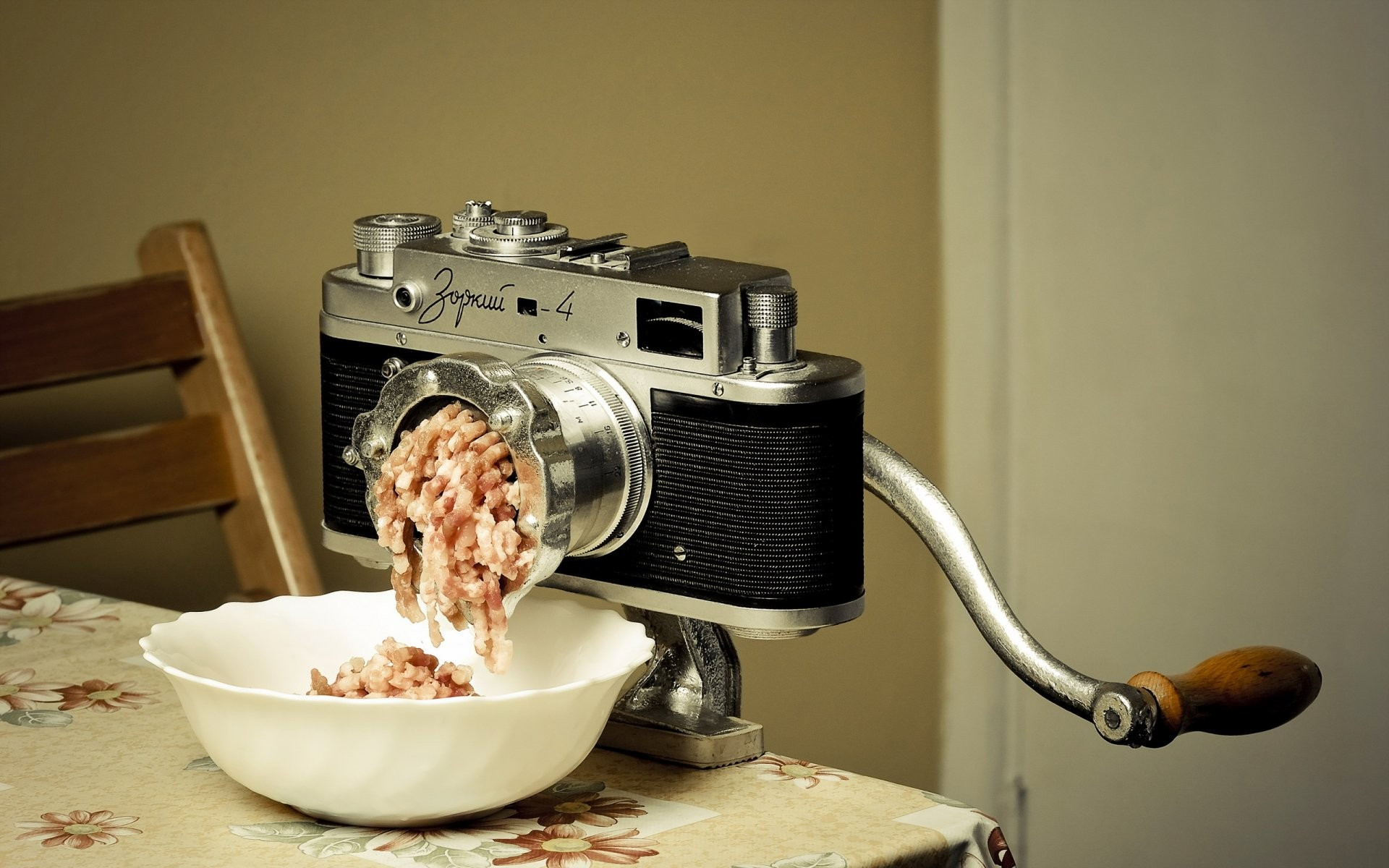 Обои фотокамера мясорубка стол на рабочий стол