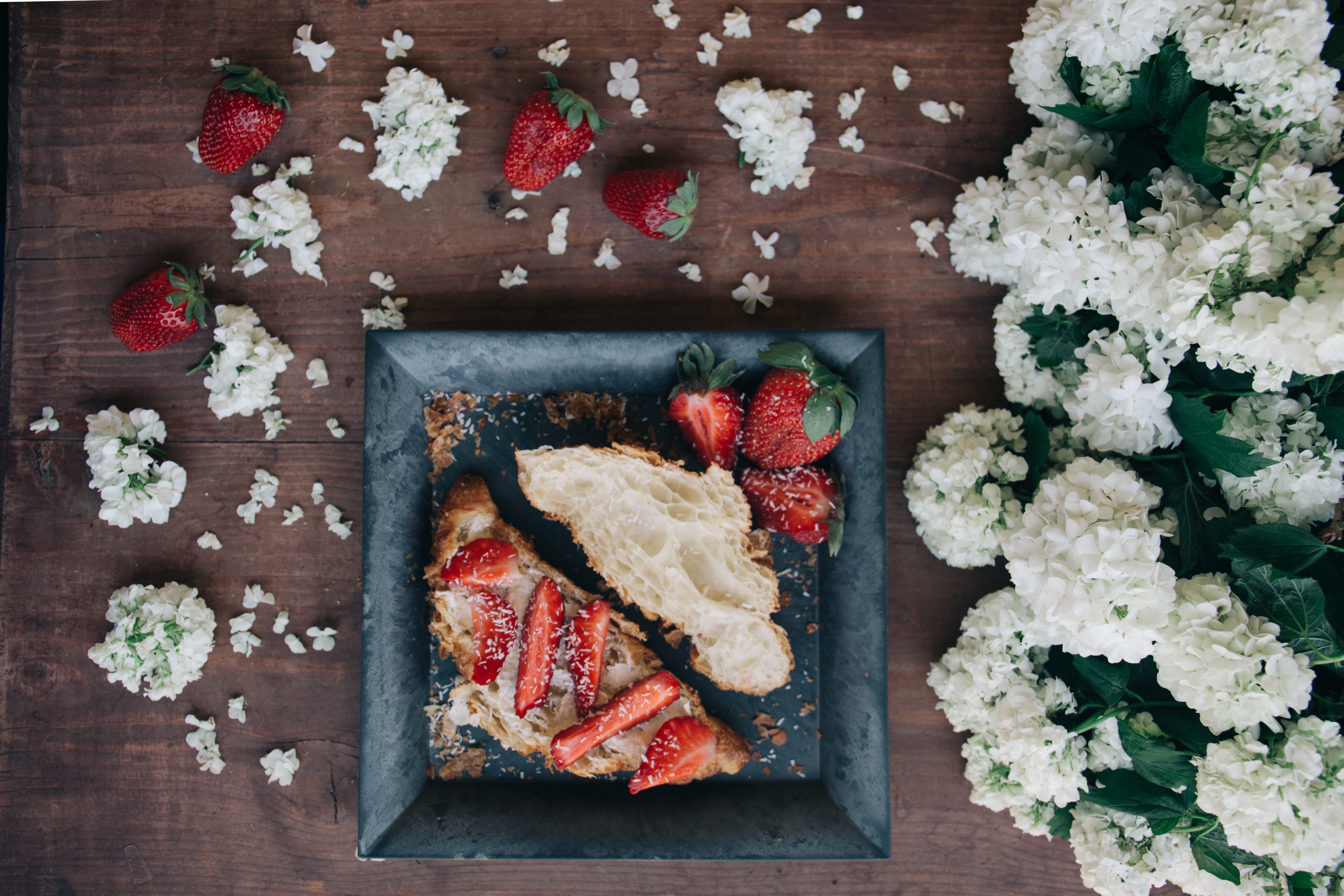 Free photo Layer bun with strawberries