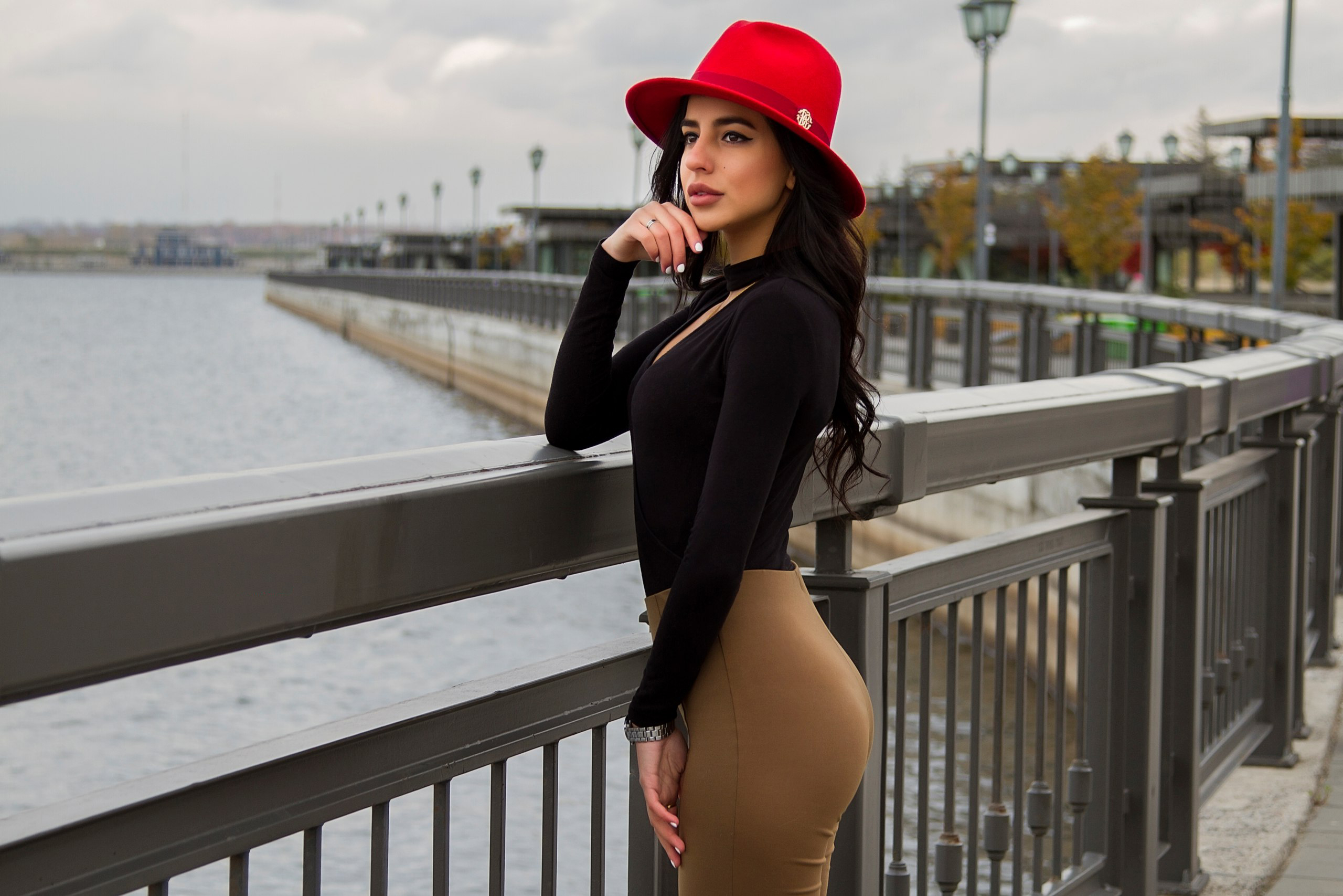 戴红帽的女孩站在河边