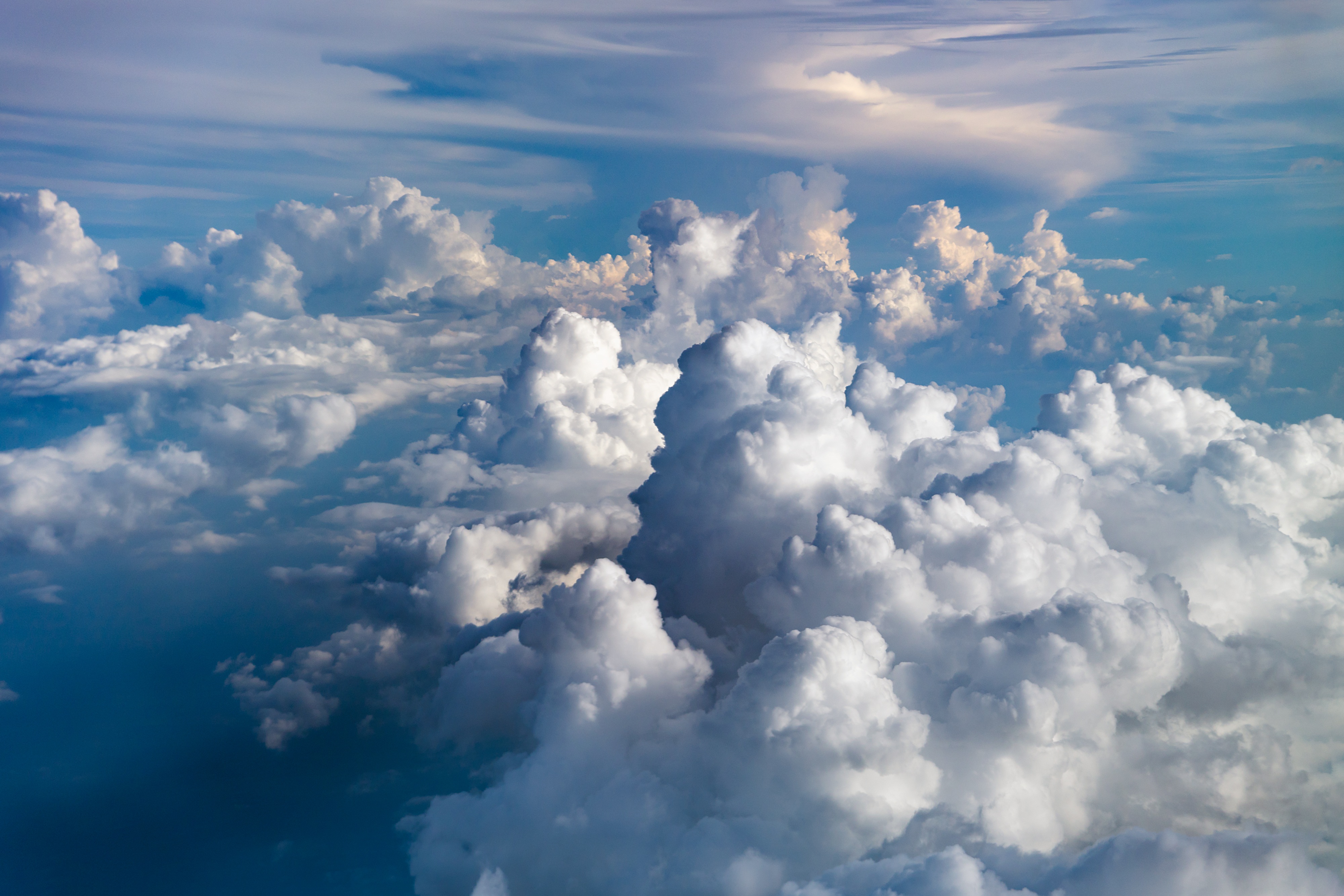 Free photo Flying an airplane over thick clouds