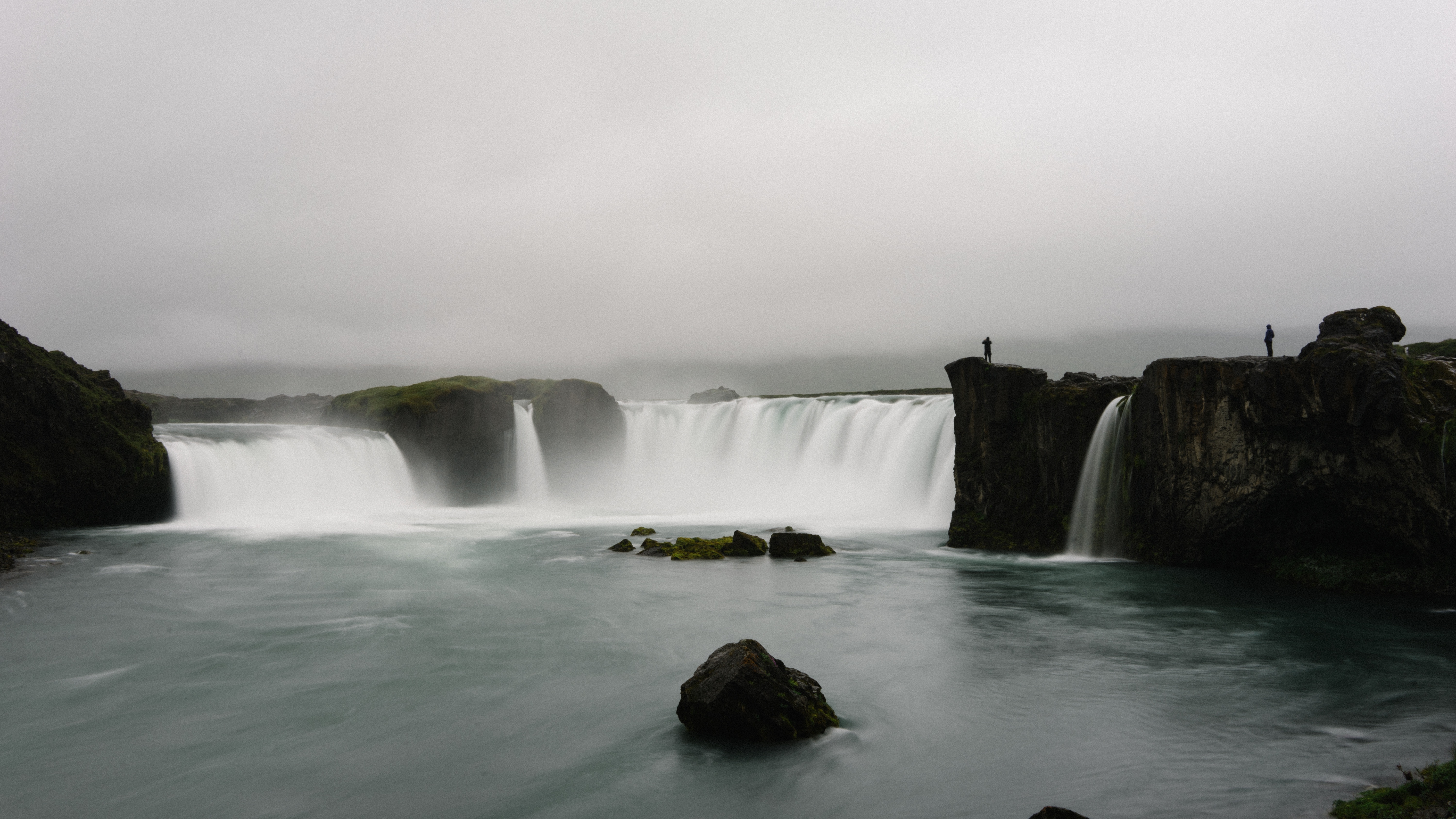 Free photo Beautiful waterfall in overcast weather