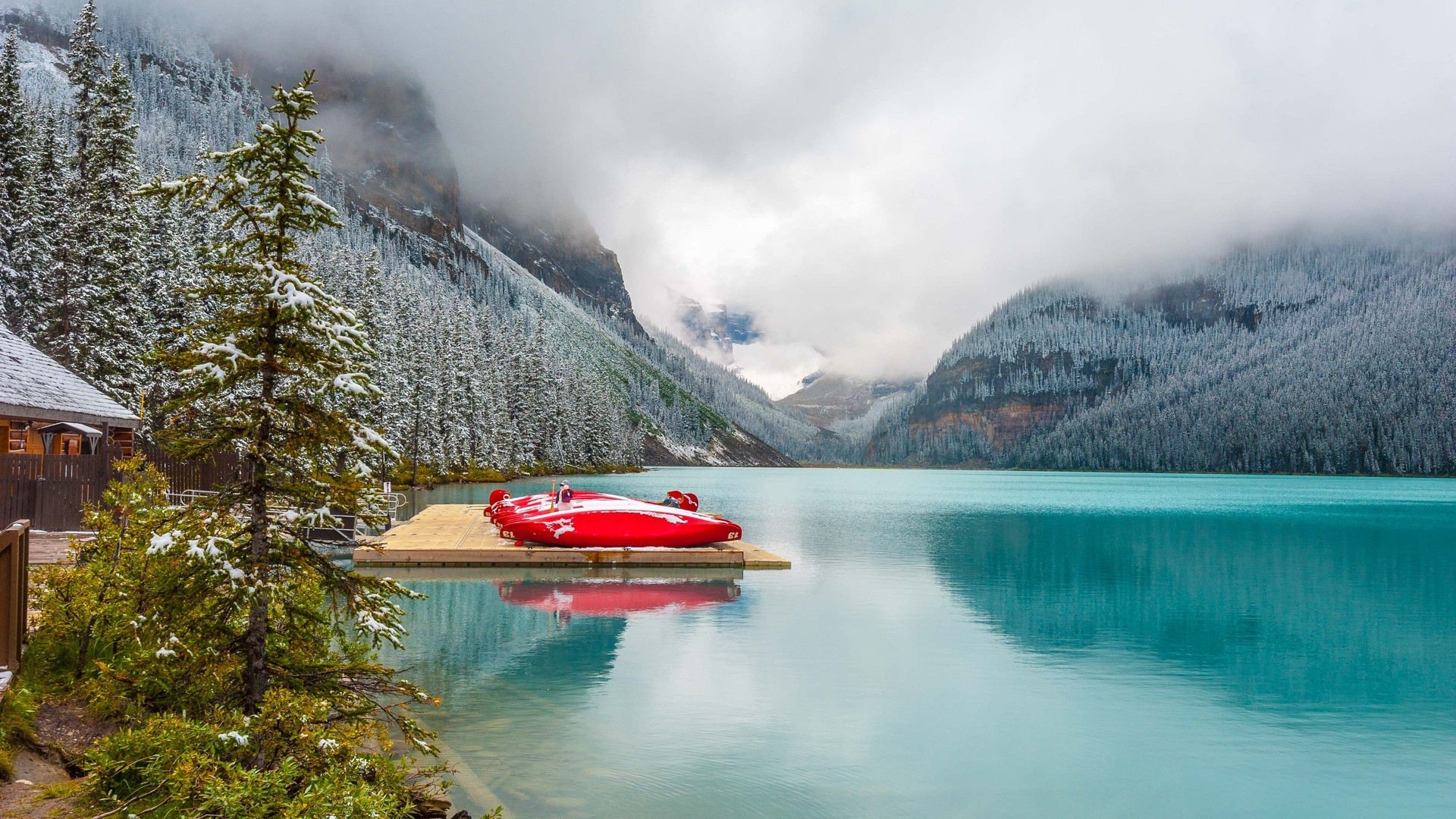 山间蓝湖上的红色皮艇