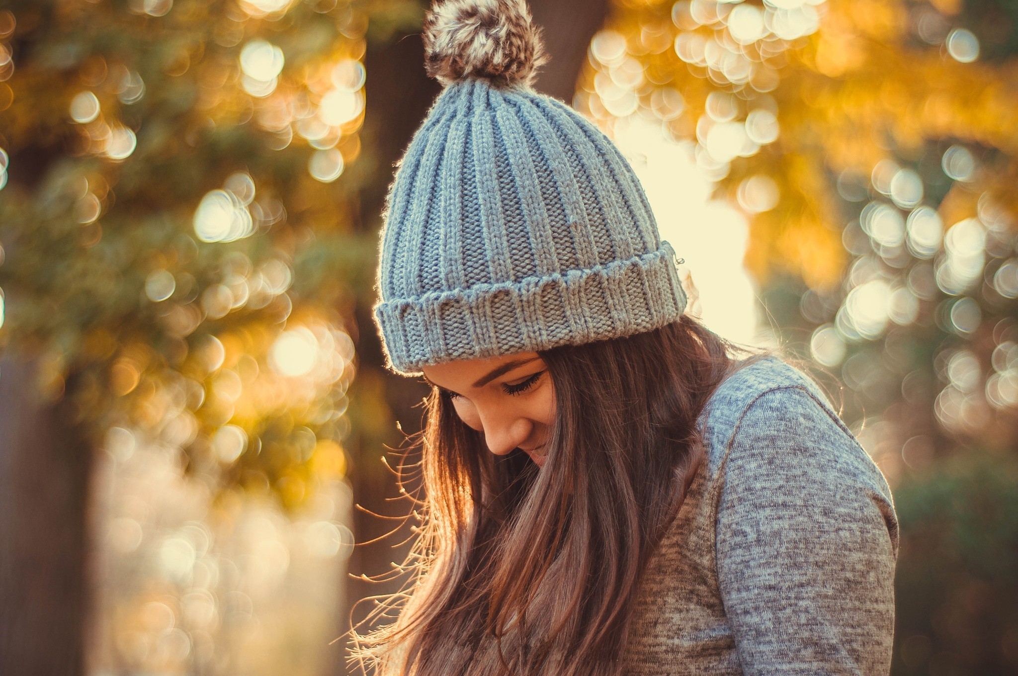 Free photo Dark-haired girl in a hat