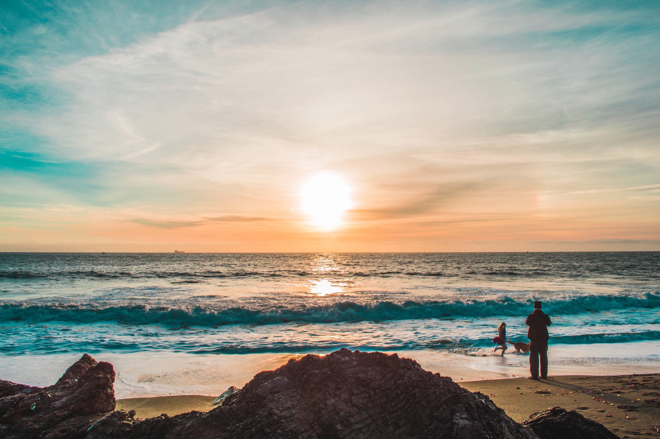 Free photo Walking along the beach at sunset