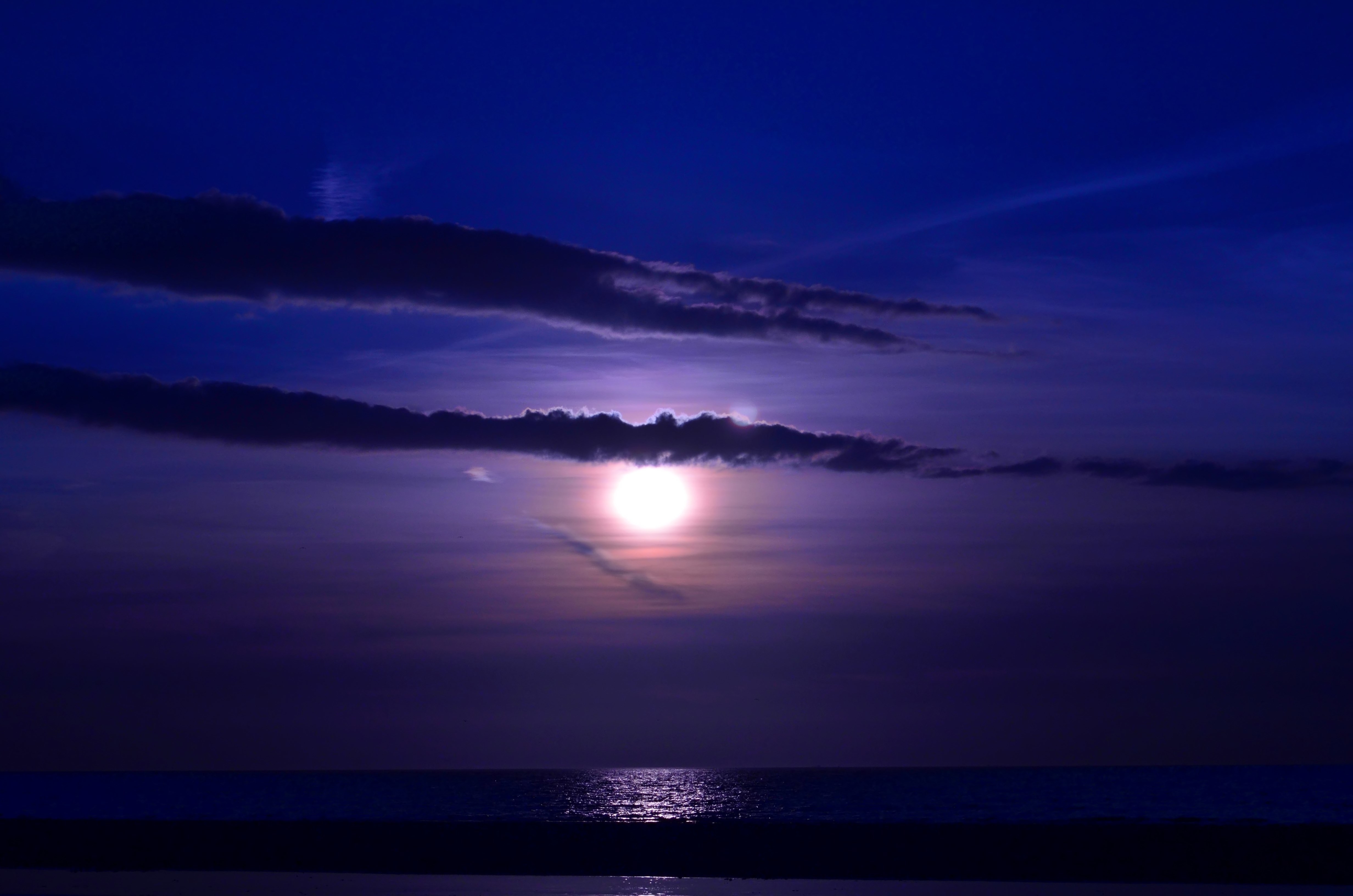 免费照片海上蓝天中的美丽月亮