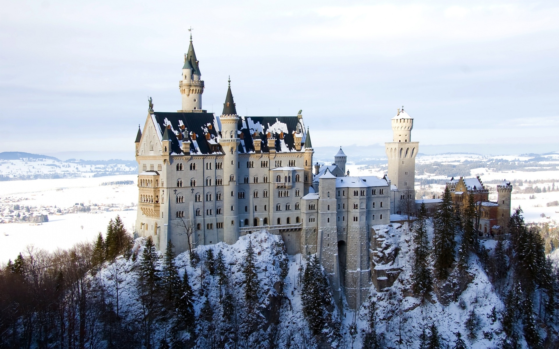 Free photo A palace in the snow perched on the hills of the mountain