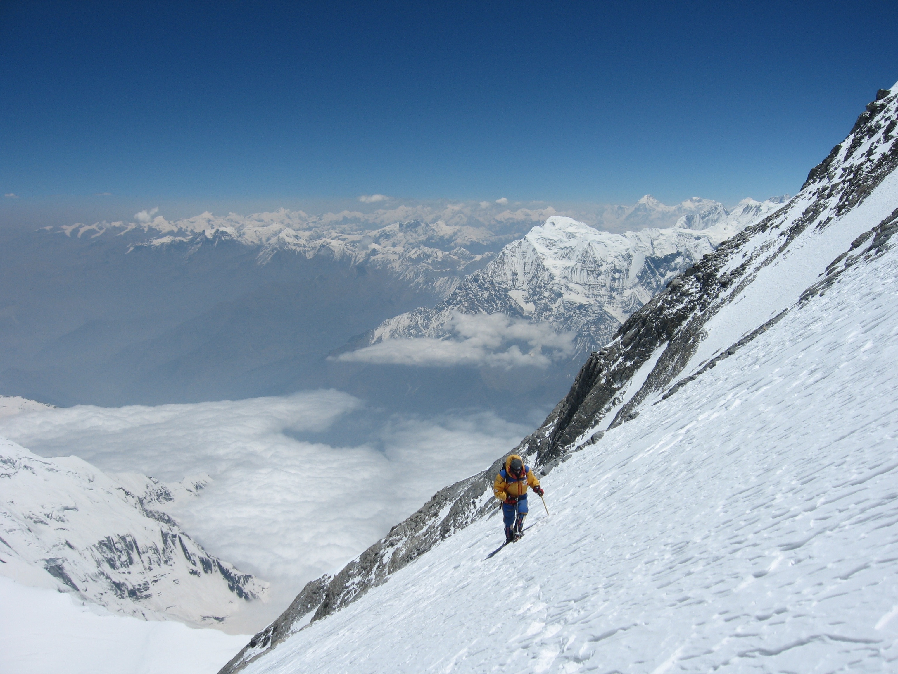 Free photo Mountain climbers climbing a high mountain