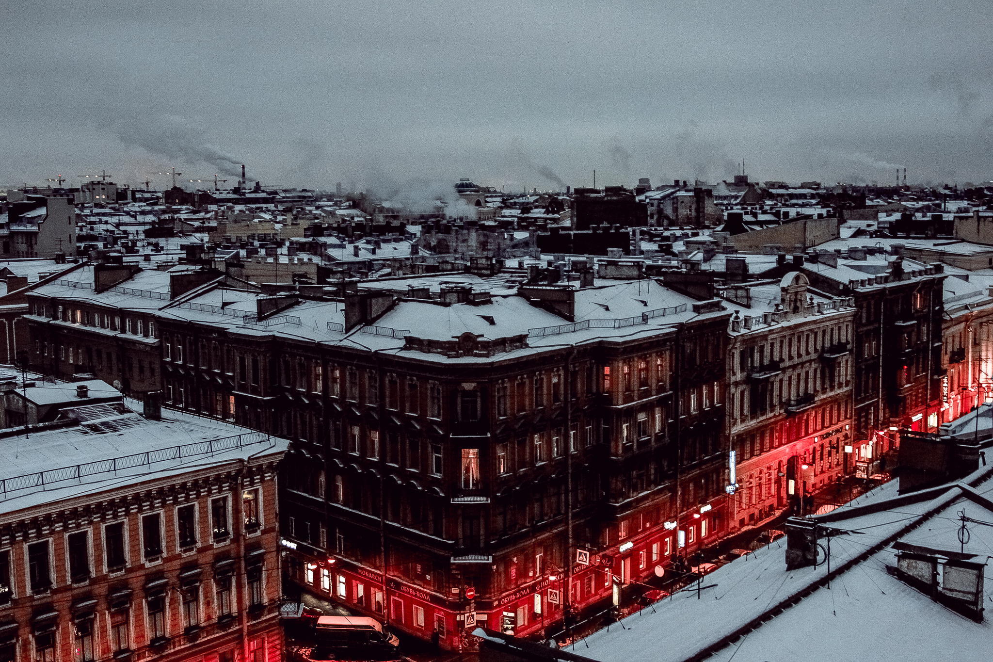 Free photo A red light on a St. Petersburg street