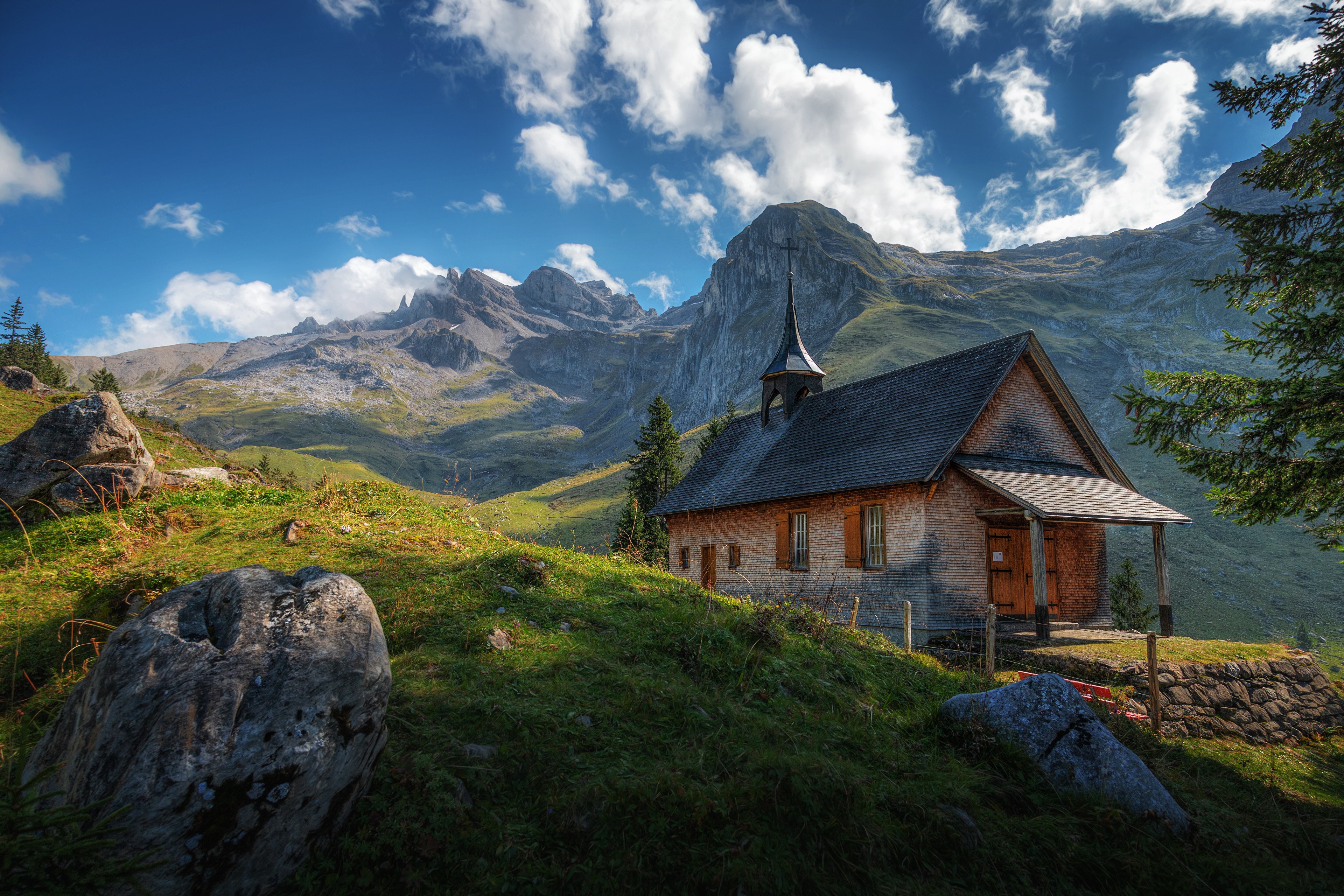 Free photo An old church in the mountains of the Alps