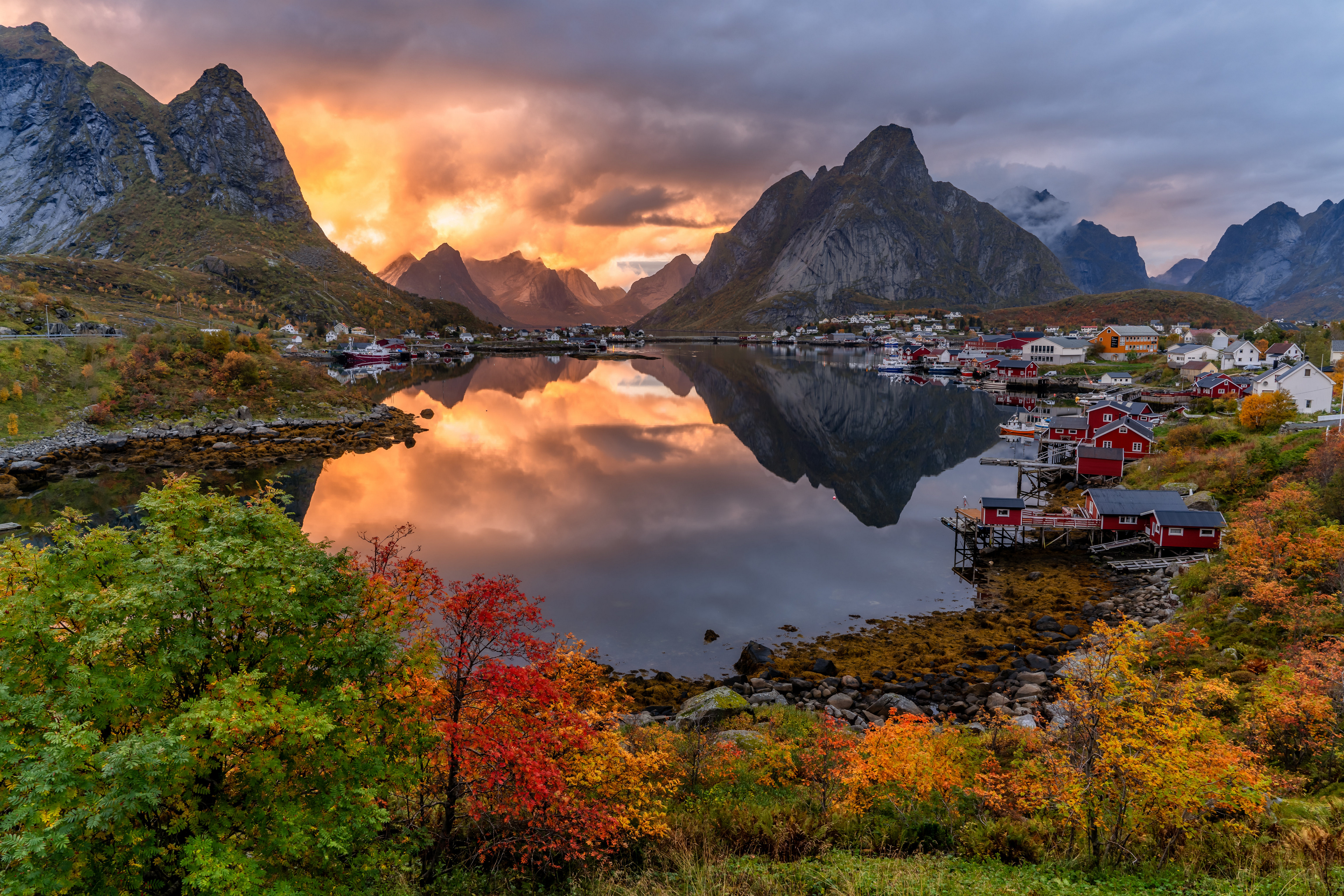 Бесплатное фото Деревня на берегу залива в Норвегии