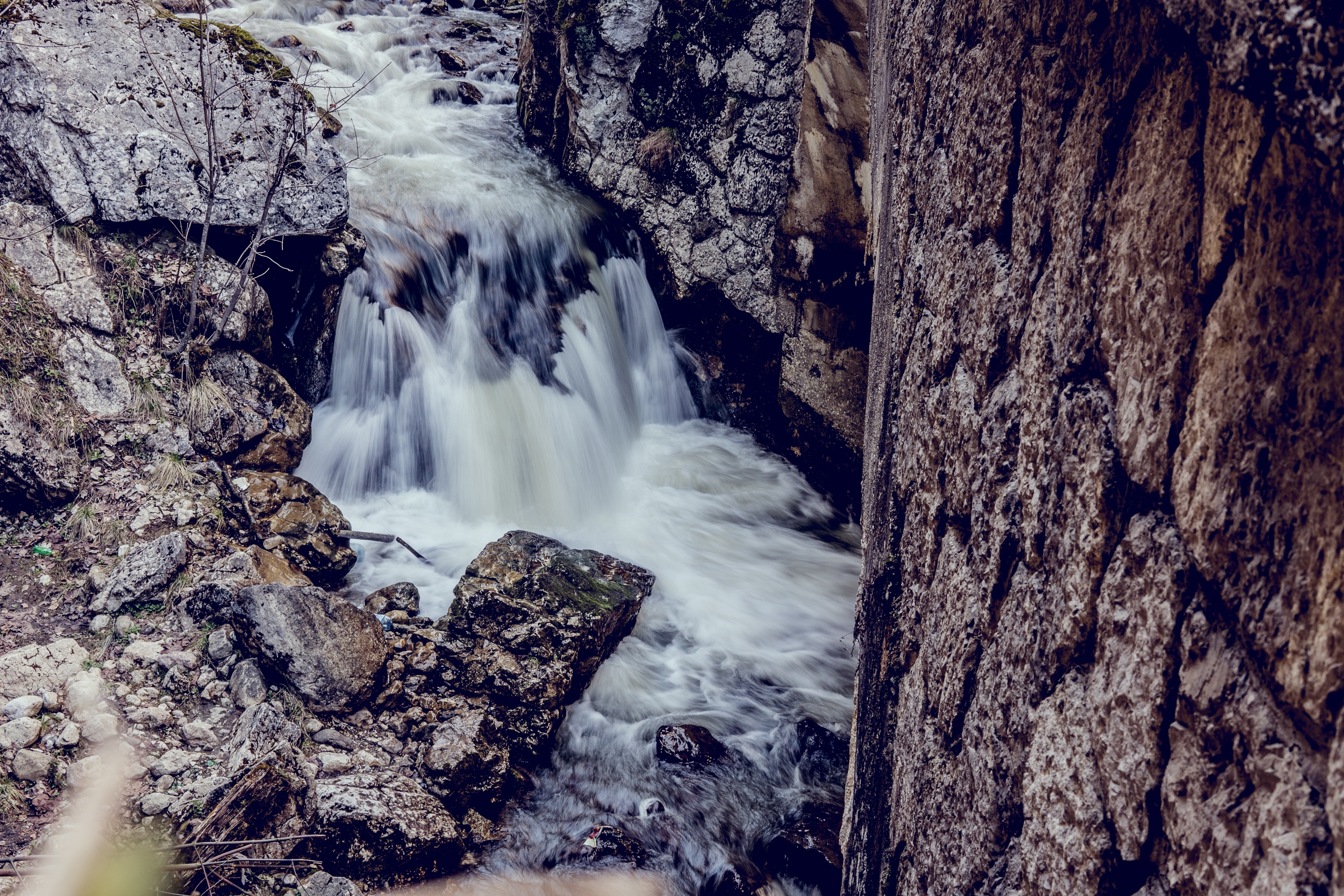 Free photo A waterfall in the rocks