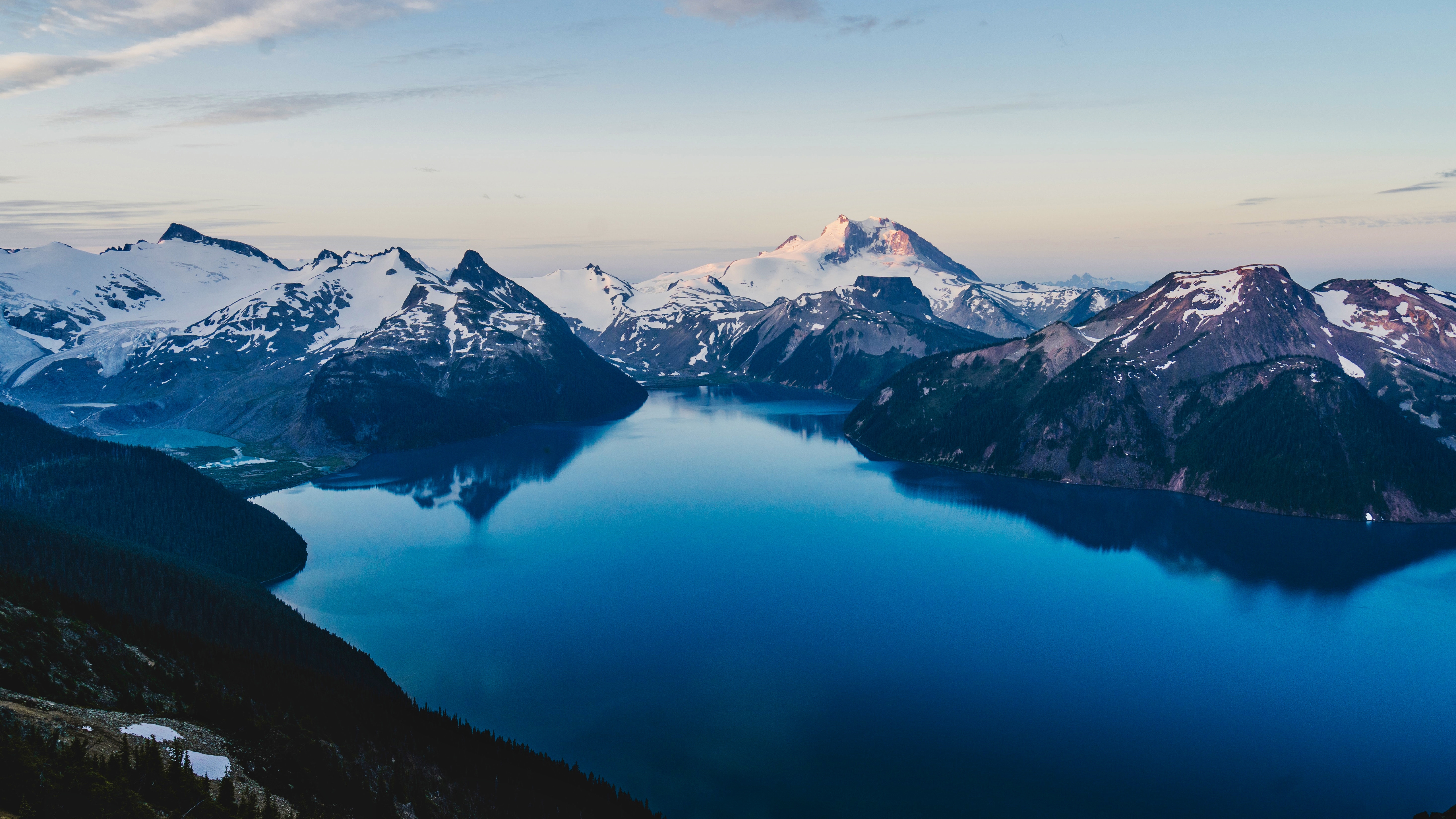 Free photo A lake in the mountains with snowy peaks