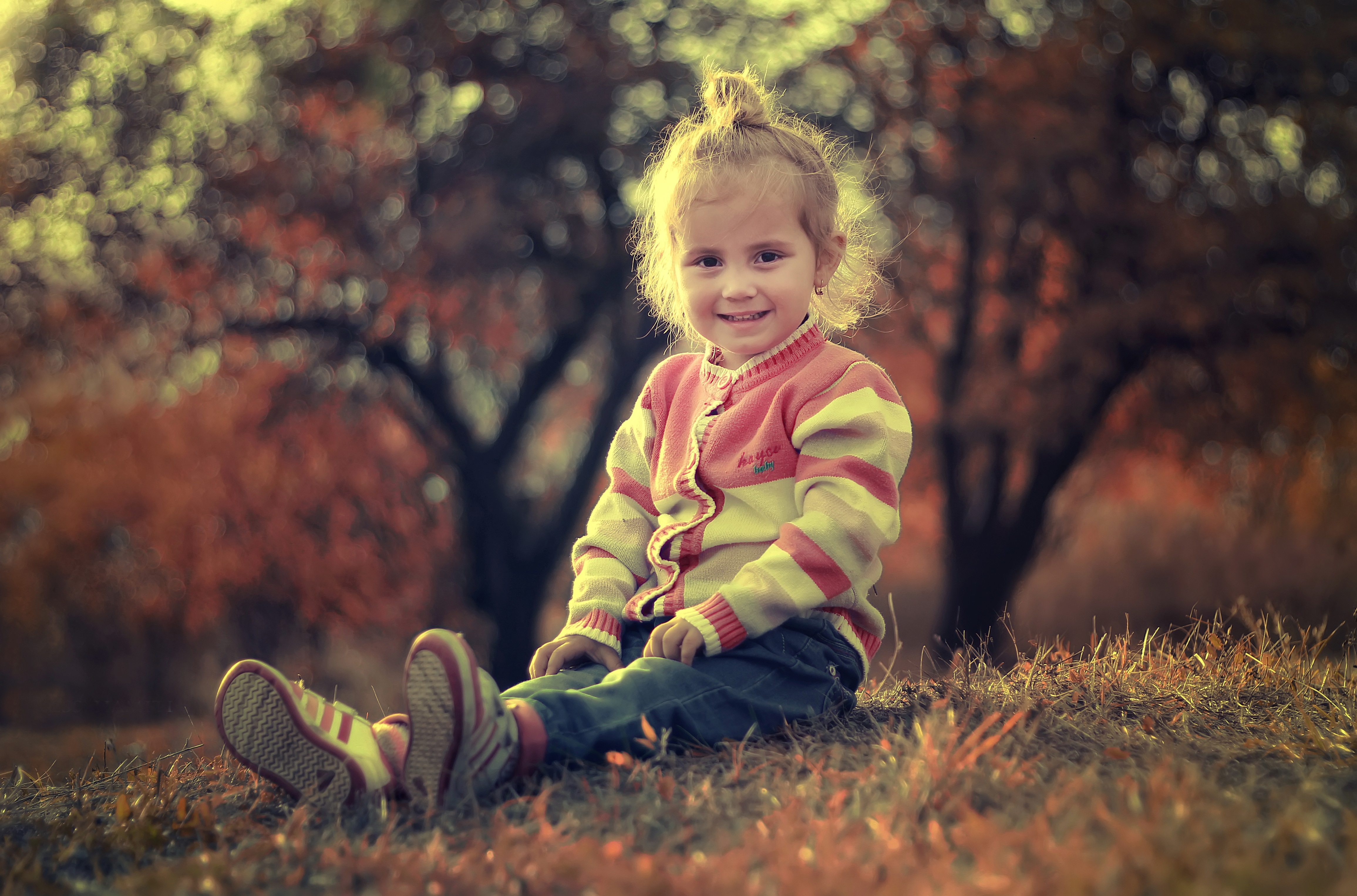 Free photo A girl in a turtleneck sits on the grass.