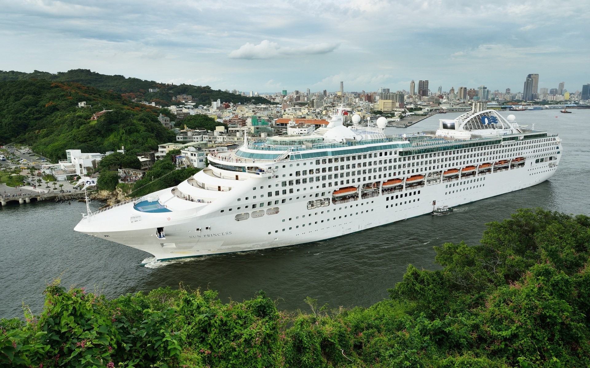 Free photo A large cruise ship