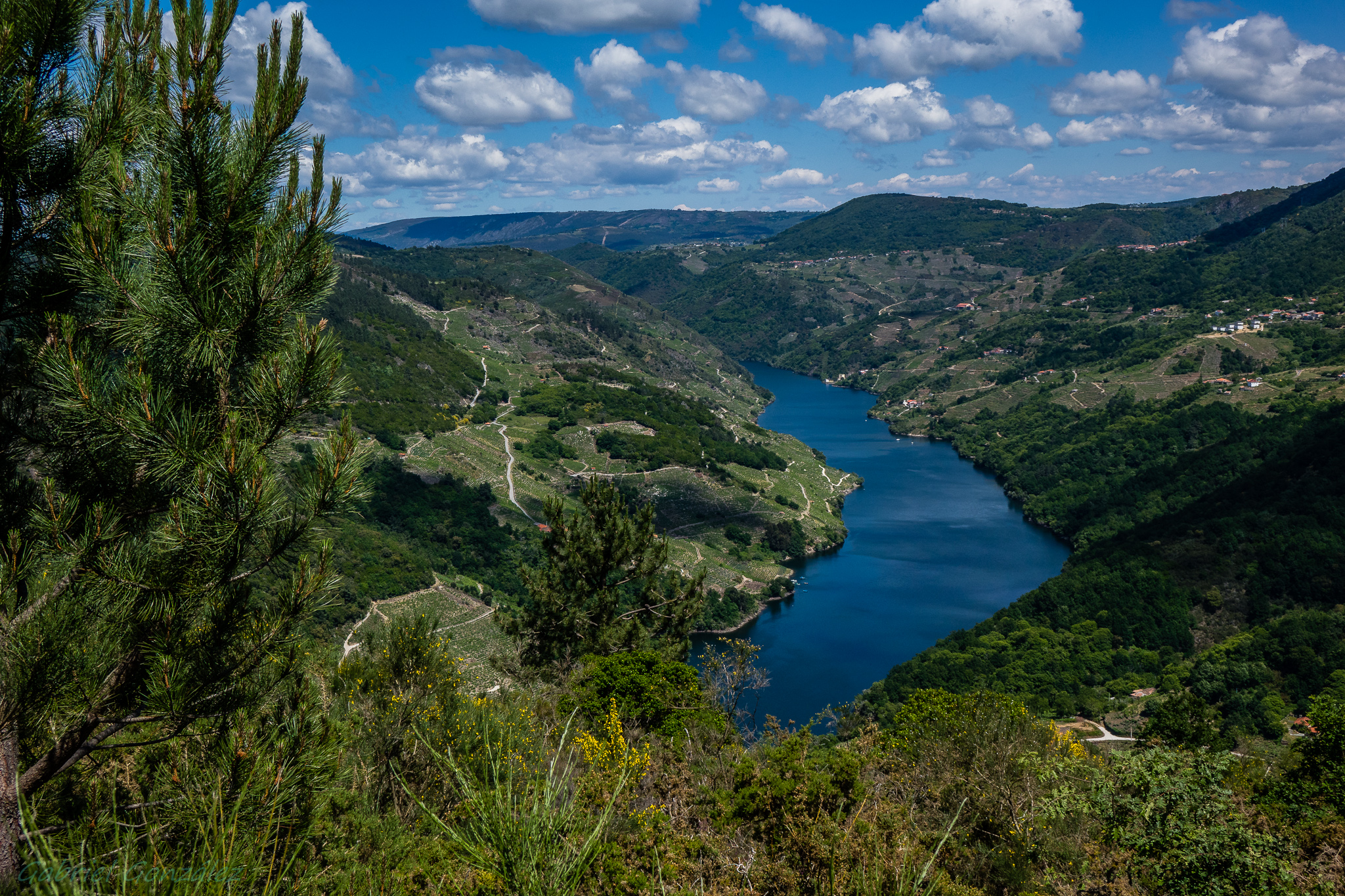 Free photo A lake in the mountains made of meltwater