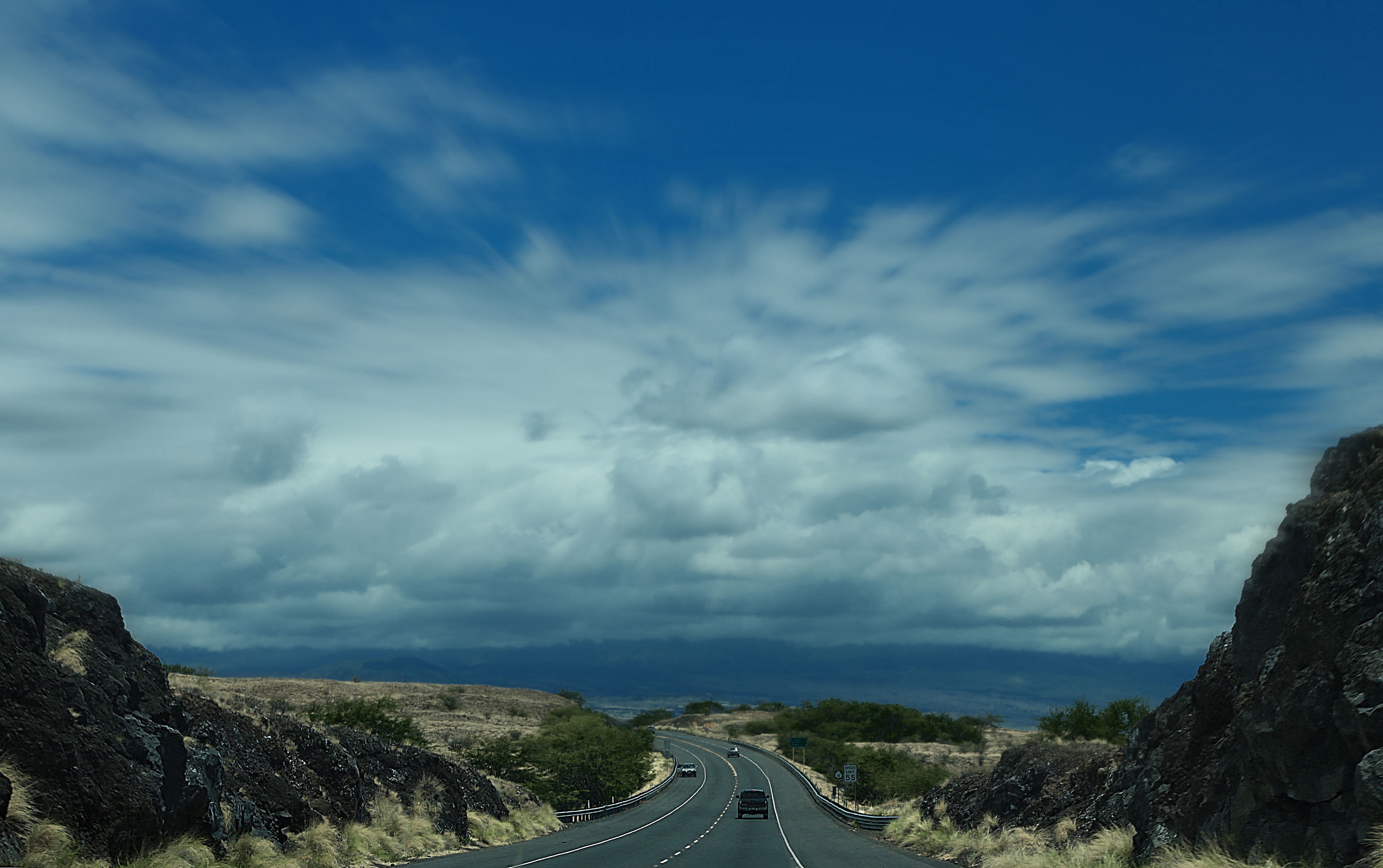 Free photo Thick clouds in a blue sky