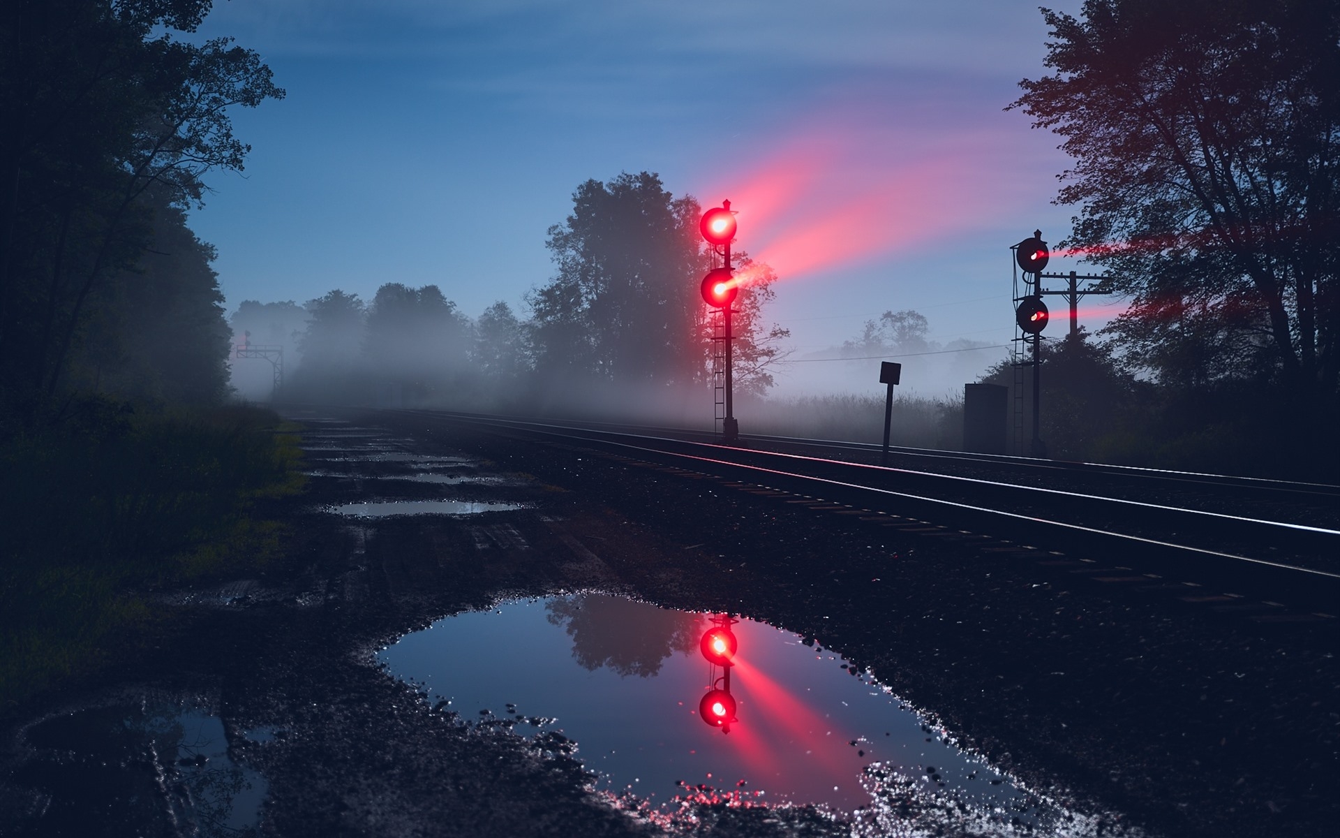 Free photo A red light for the train