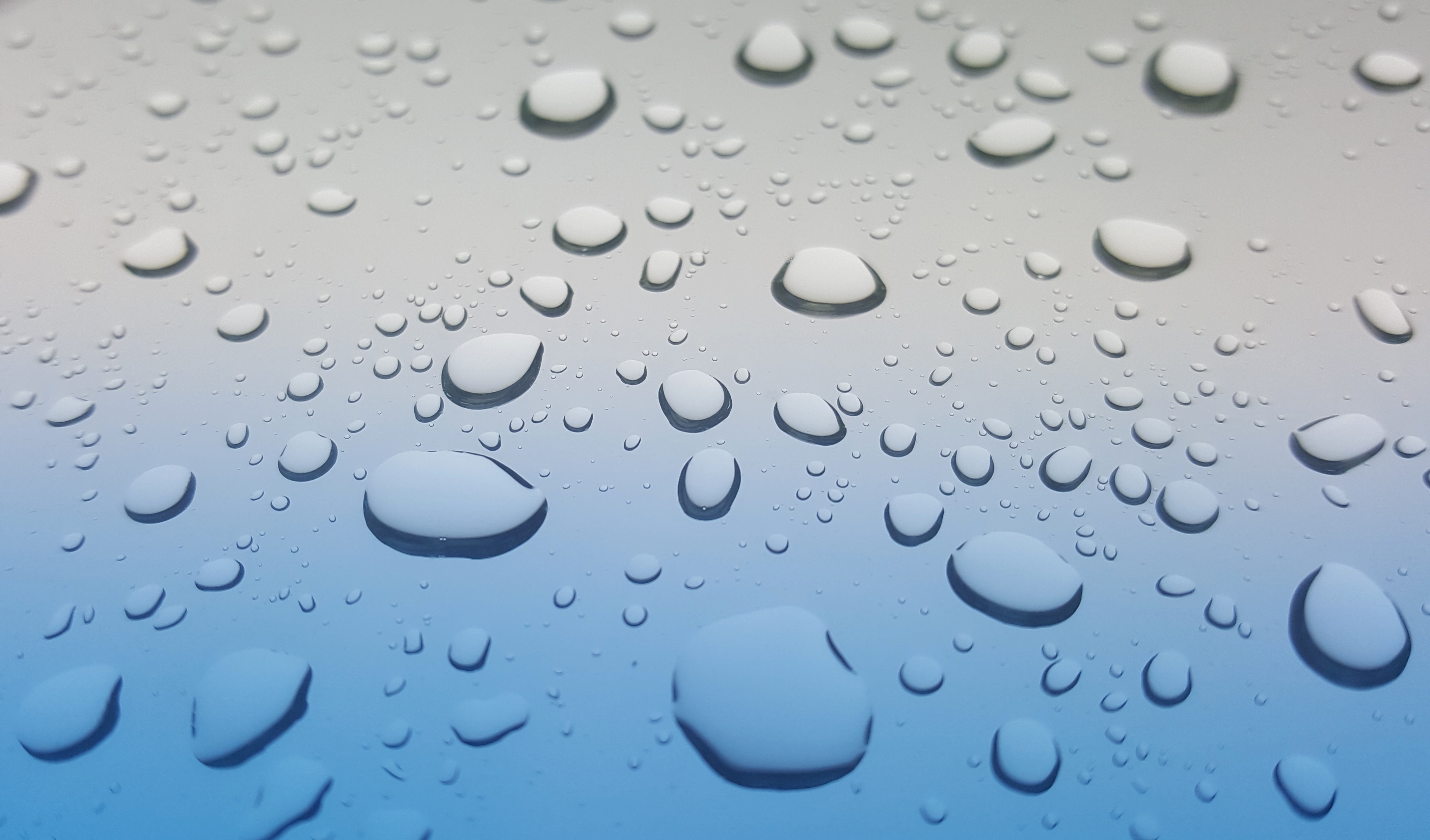 雨后玻璃上的水滴