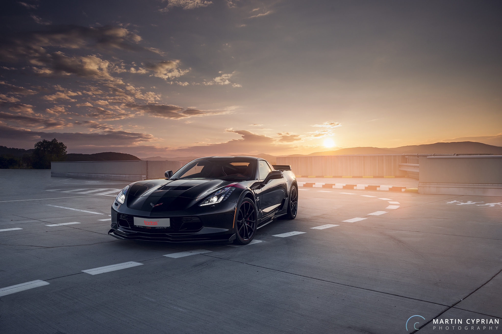 Free photo A sporty black Chevrolet Corvette at sunset