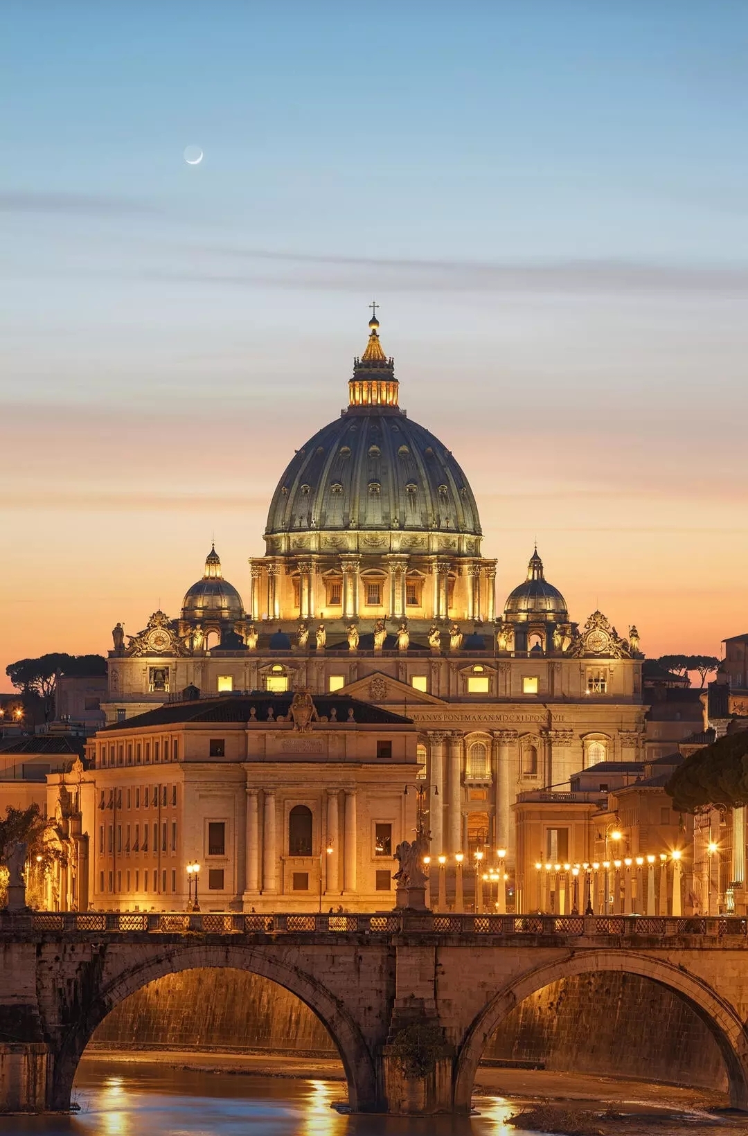 Free photo St. Peter`s Cathedral at the Vatican at sunset.
