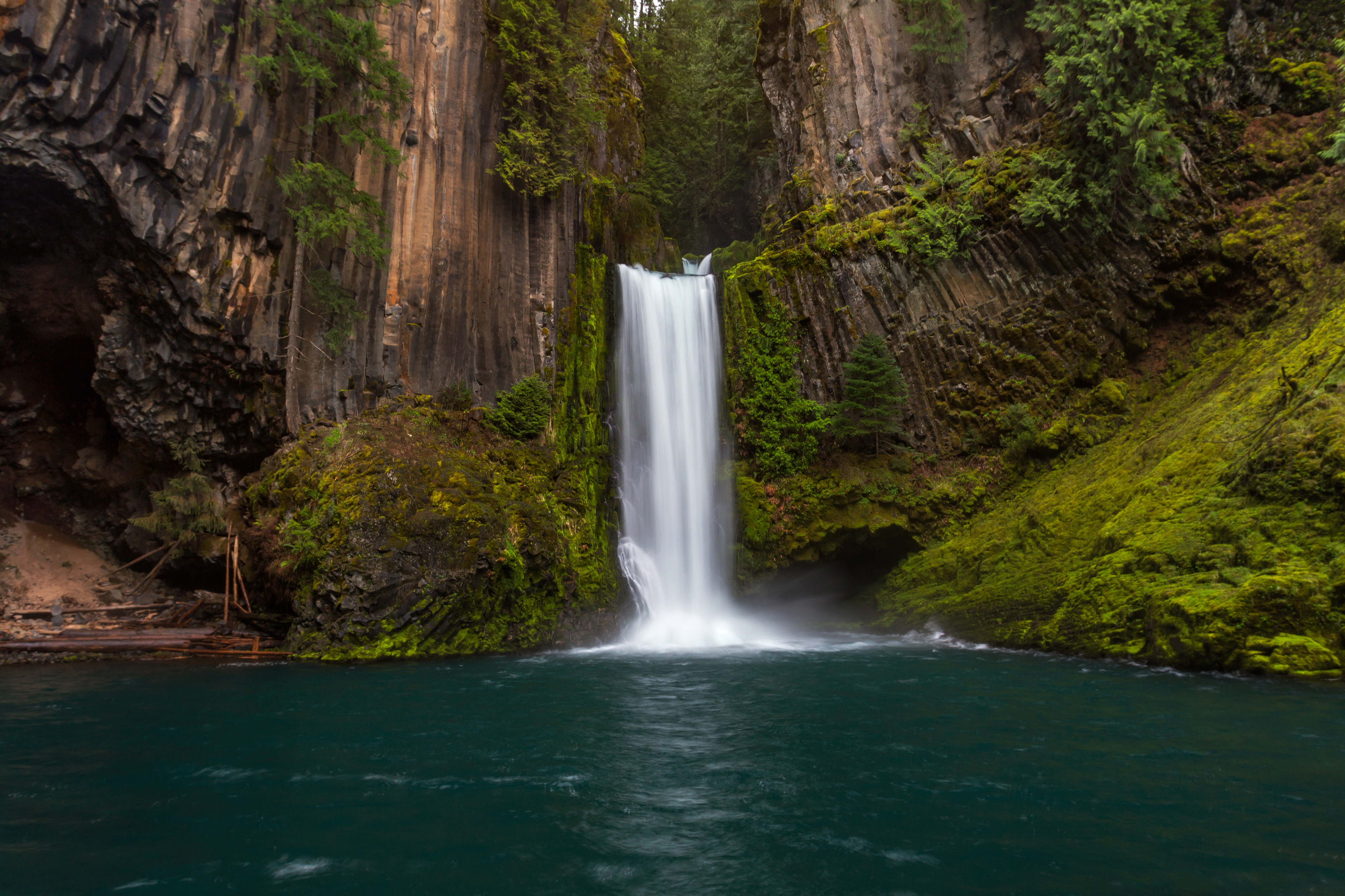 Free photo Waterfalls, lakes and cliffs