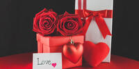 Две красные розы с подарками на день святого валентина